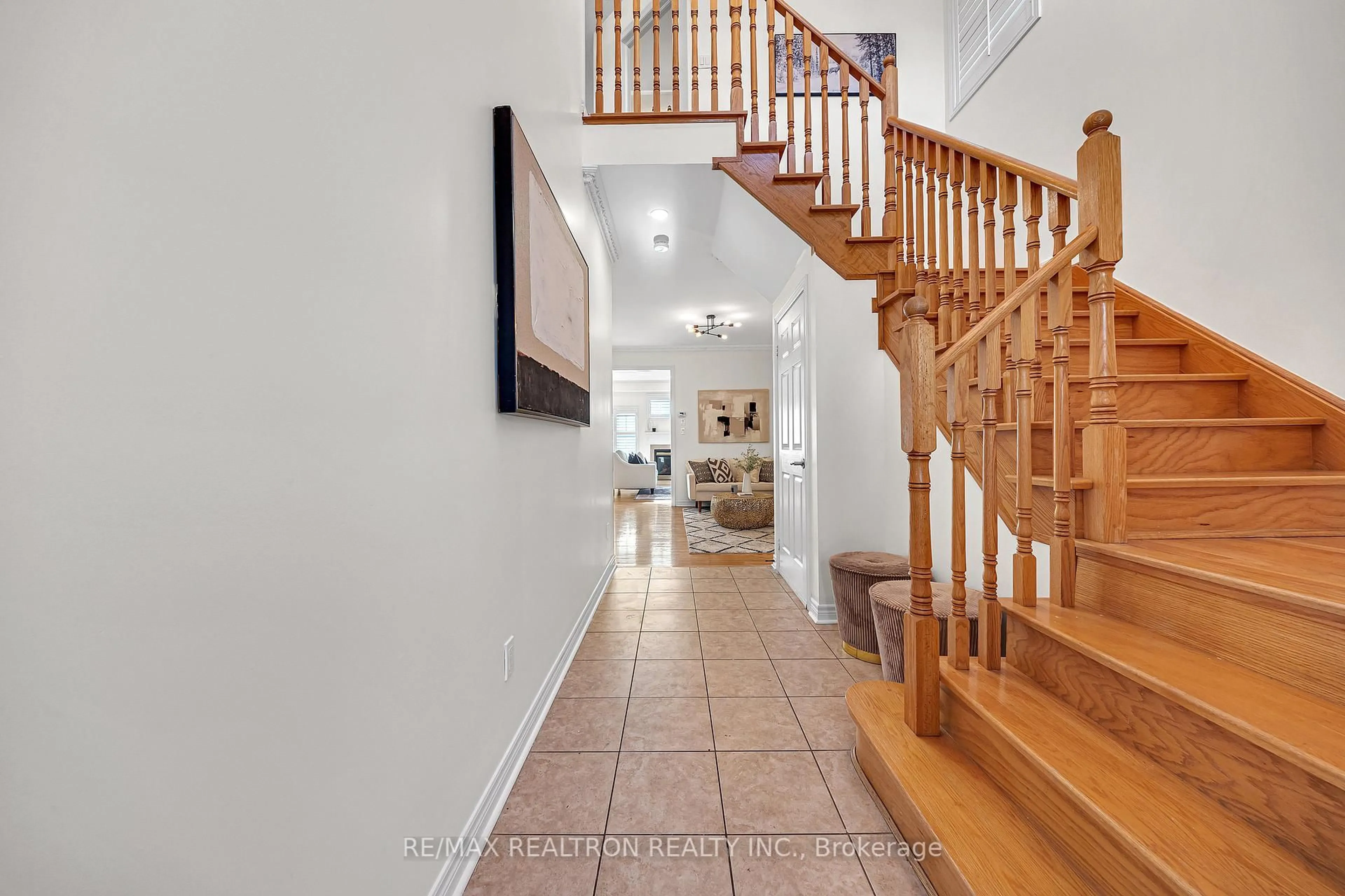 Indoor foyer for 12 Hardgate Cres, Brampton Ontario L7A 3V5