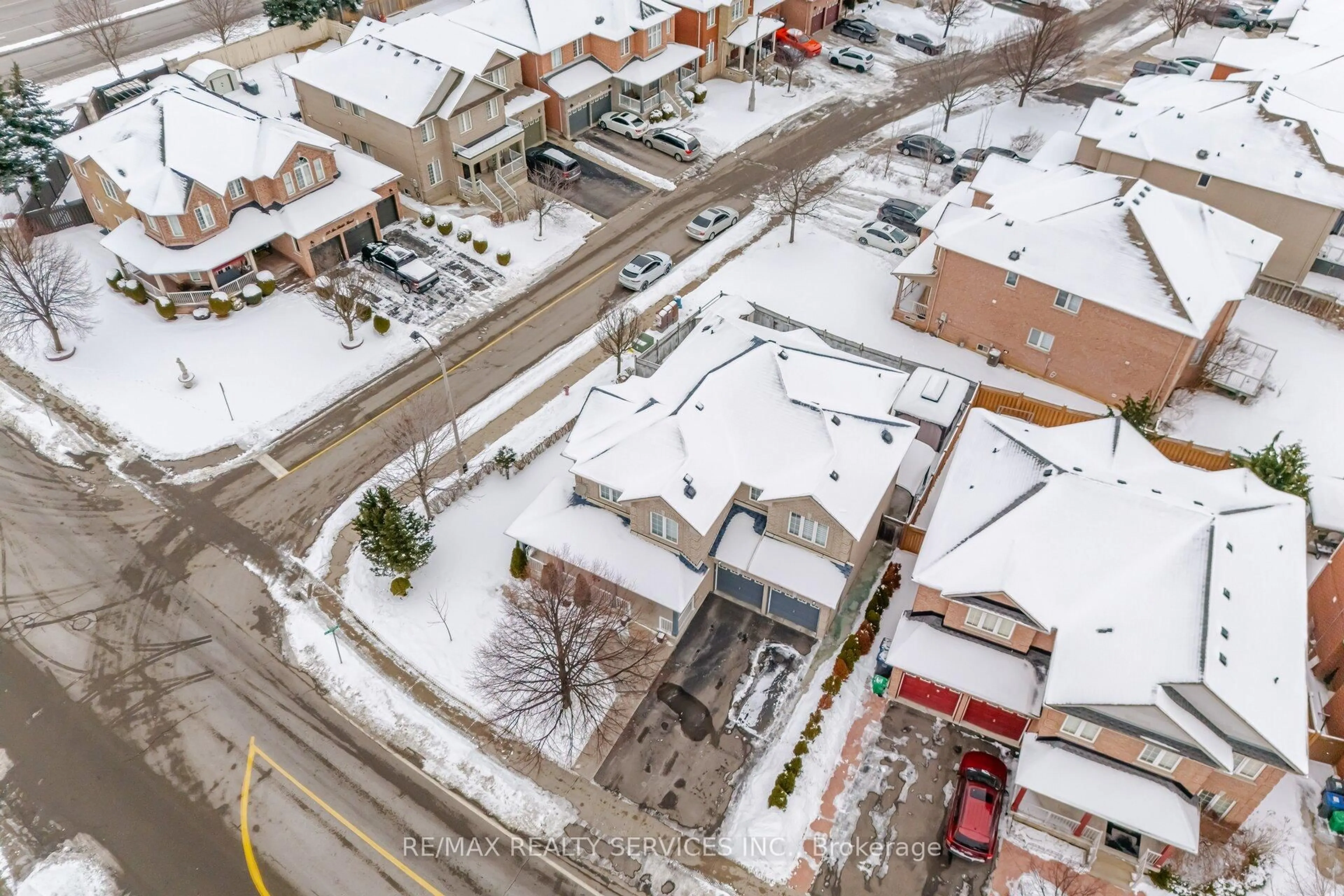 A pic from outside/outdoor area/front of a property/back of a property/a pic from drone, street for 185 Mountainash Rd, Brampton Ontario L6R 3G8