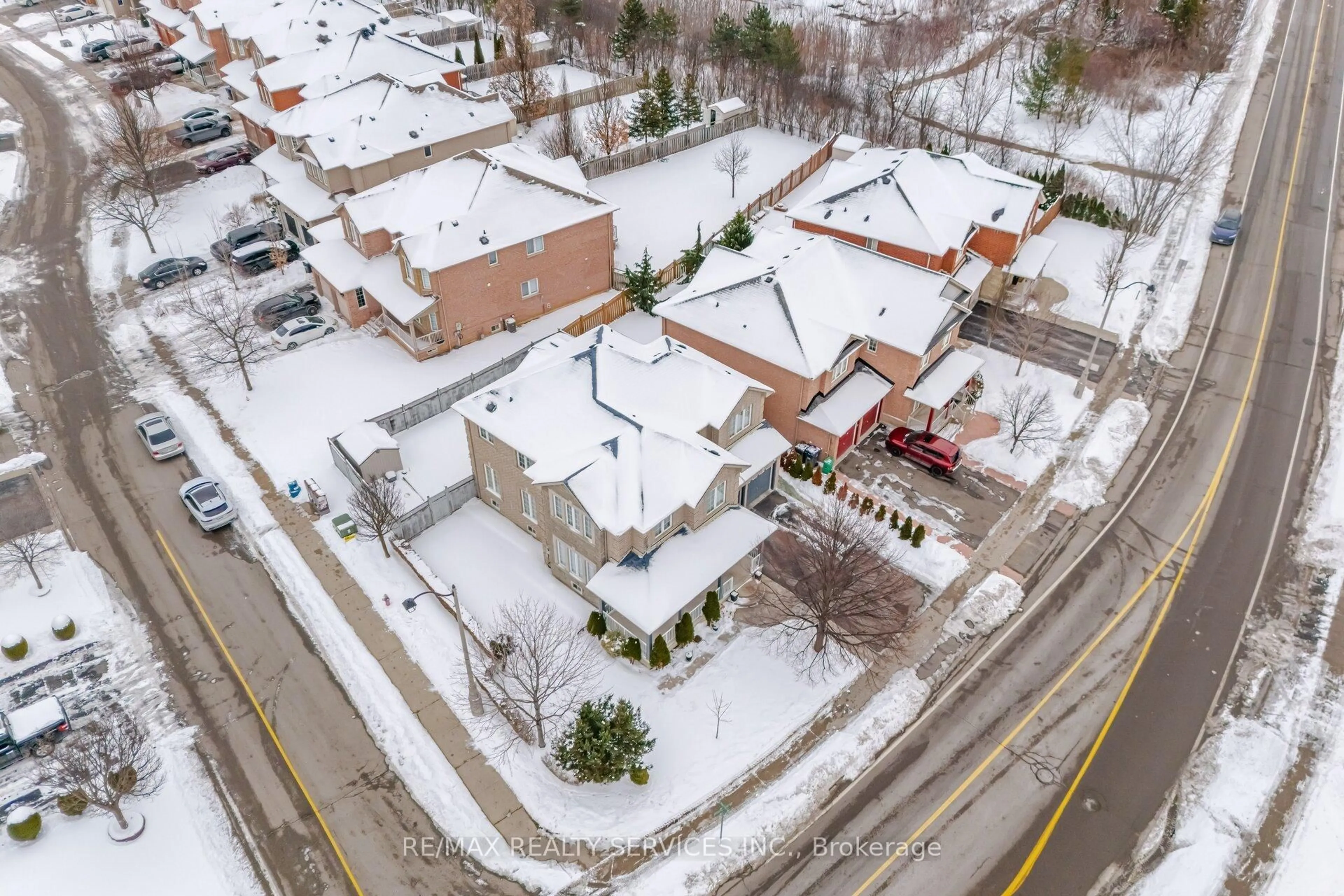 A pic from outside/outdoor area/front of a property/back of a property/a pic from drone, street for 185 Mountainash Rd, Brampton Ontario L6R 3G8