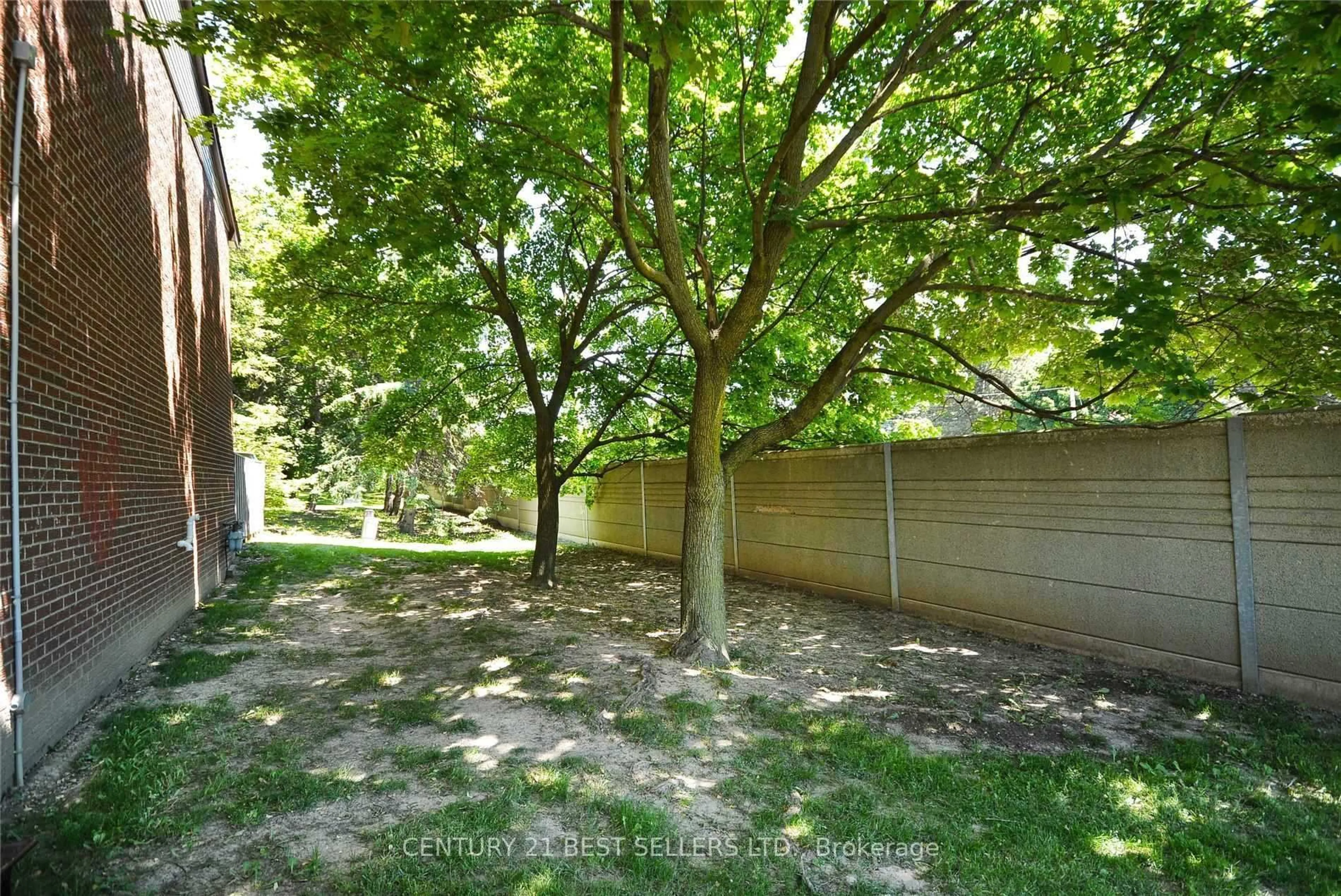 A pic from outside/outdoor area/front of a property/back of a property/a pic from drone, forest/trees view for 3025 Cedarglen Gate #63, Mississauga Ontario L5C 2V7