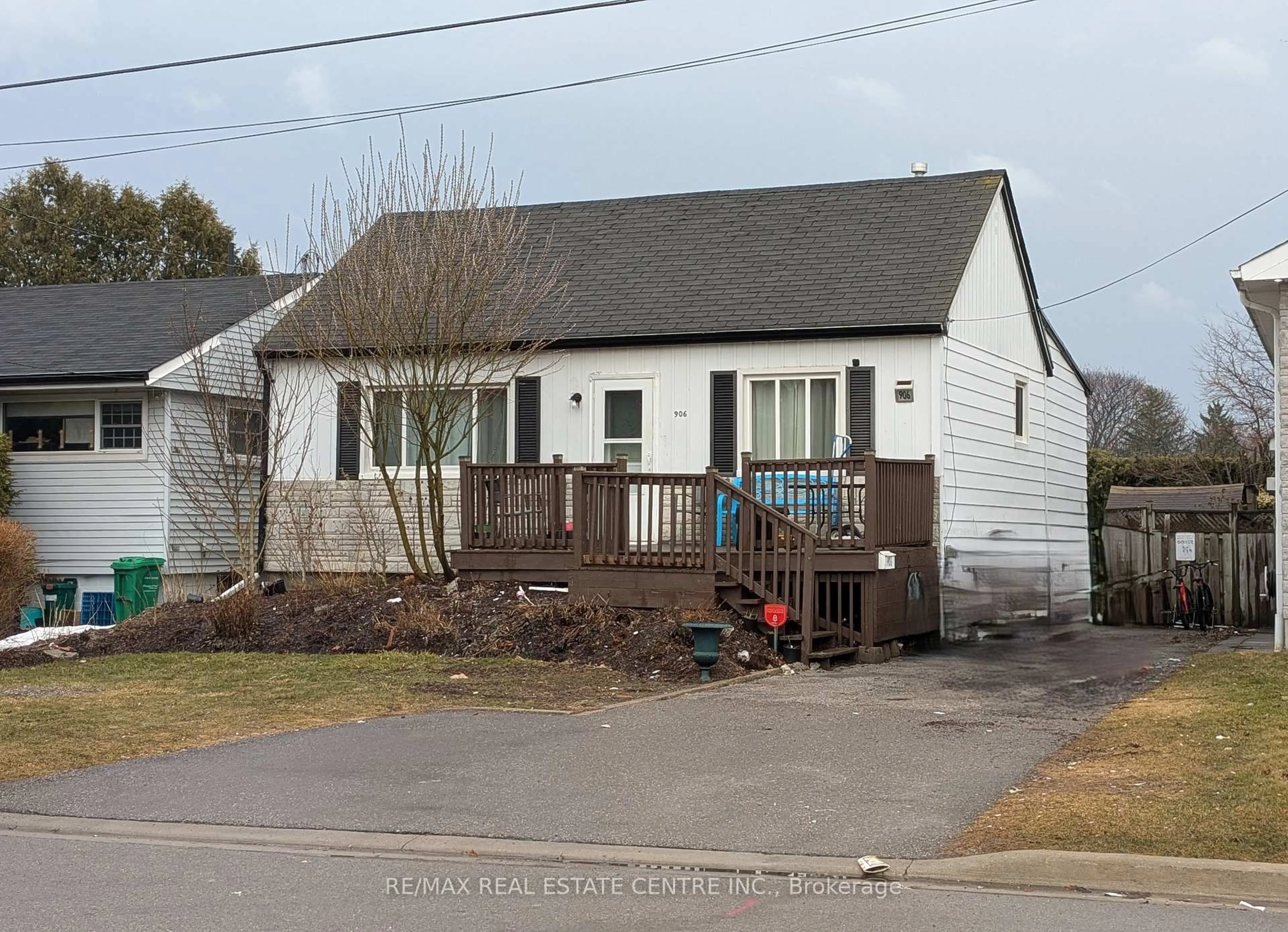 A pic from outside/outdoor area/front of a property/back of a property/a pic from drone, street for 906 Ninth St, Mississauga Ontario L5E 1R9