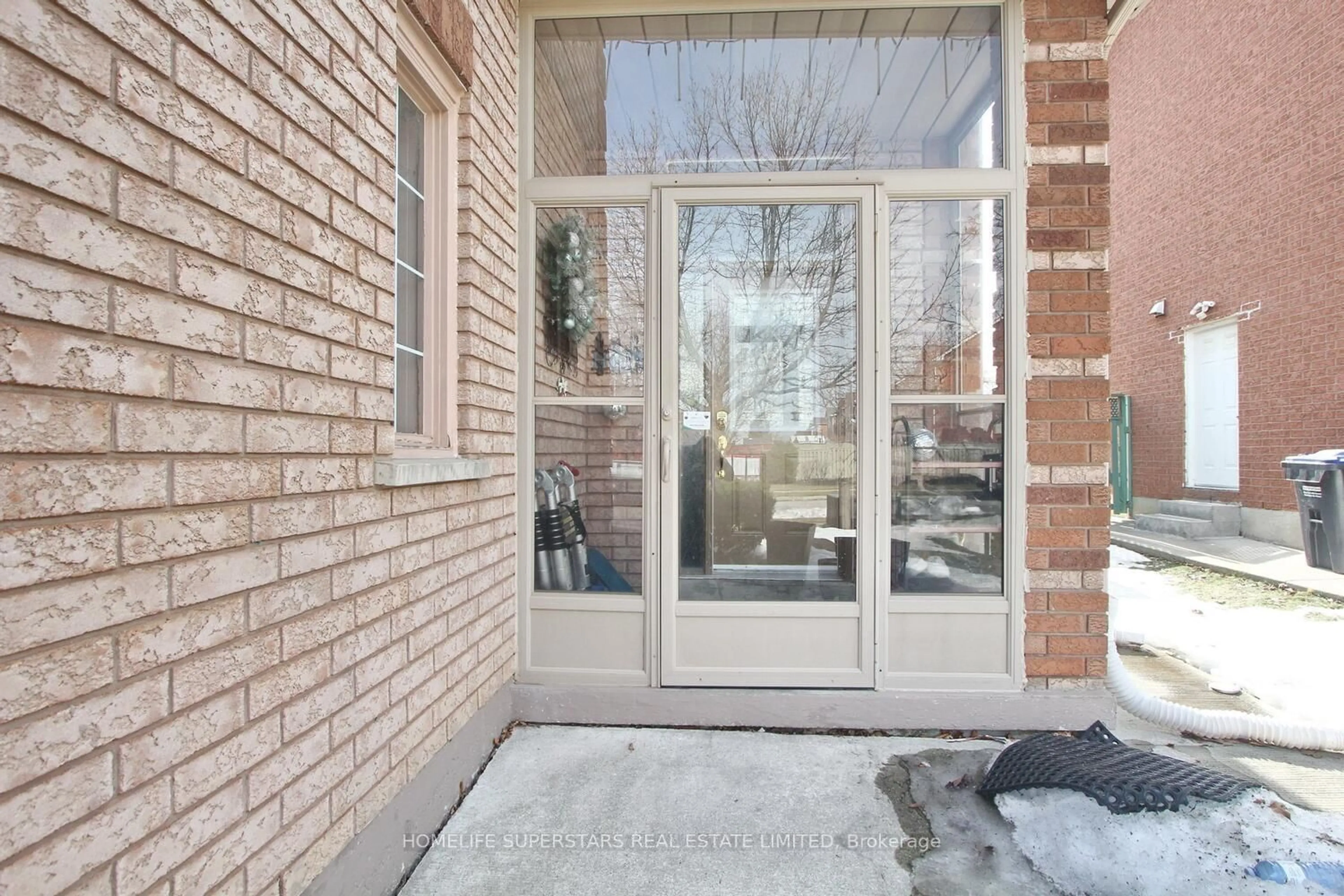 Indoor entryway for 62 Mosley Cres, Brampton Ontario L6Y 5C8