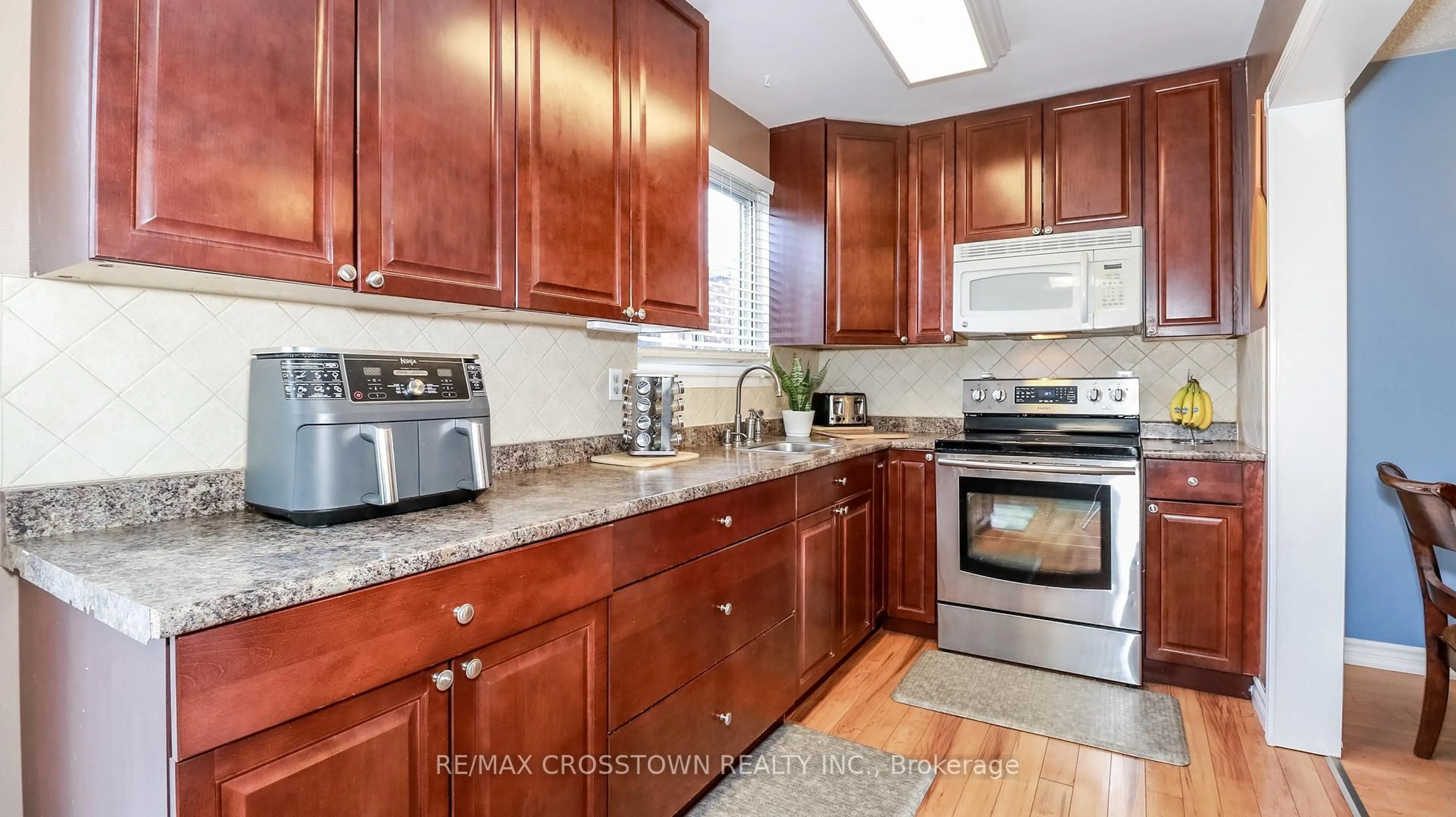 Standard kitchen, unknown for 2 Gatewood Dr, Brampton Ontario L6S 1Y9