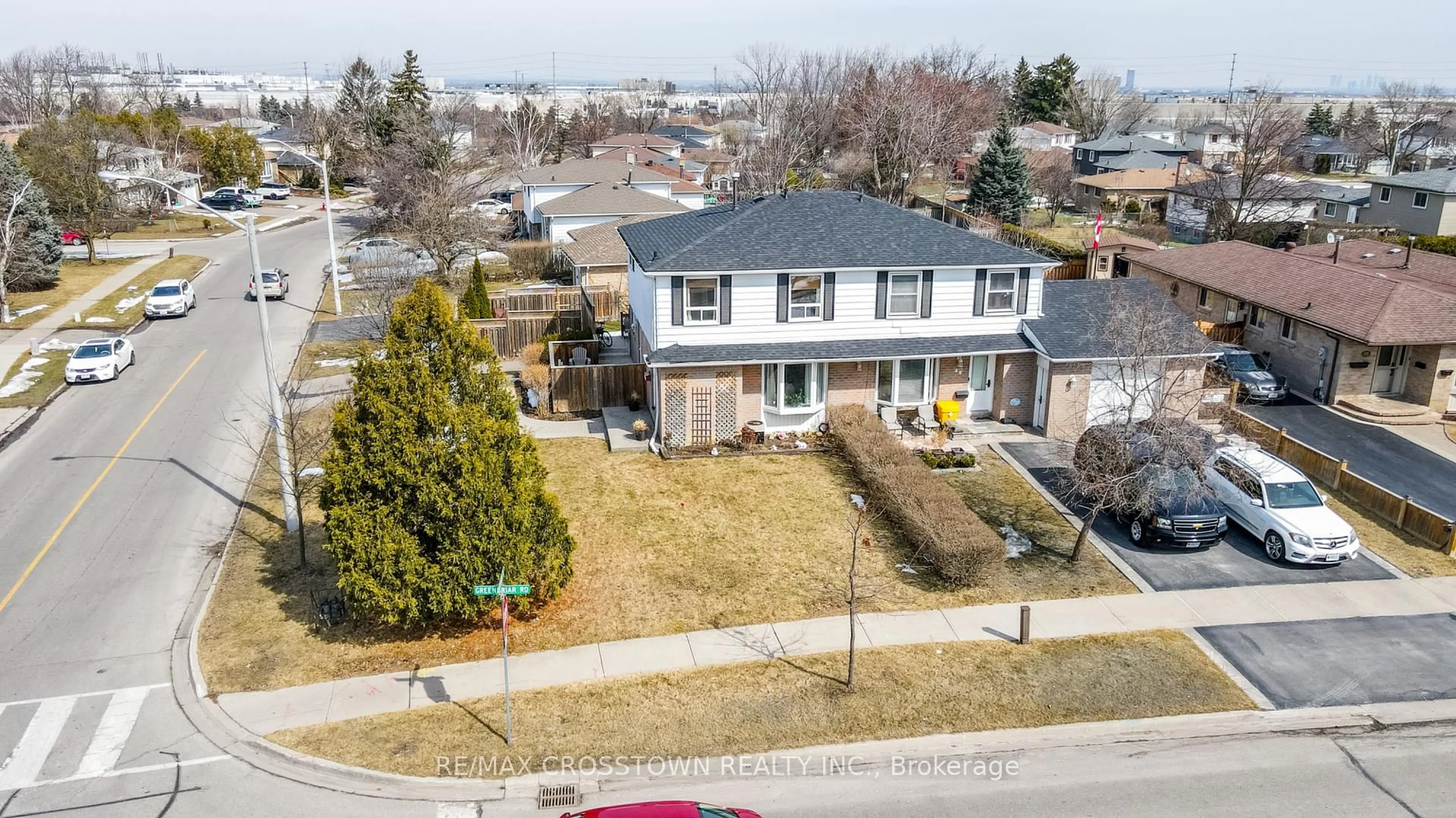 A pic from outside/outdoor area/front of a property/back of a property/a pic from drone, street for 2 Gatewood Dr, Brampton Ontario L6S 1Y9