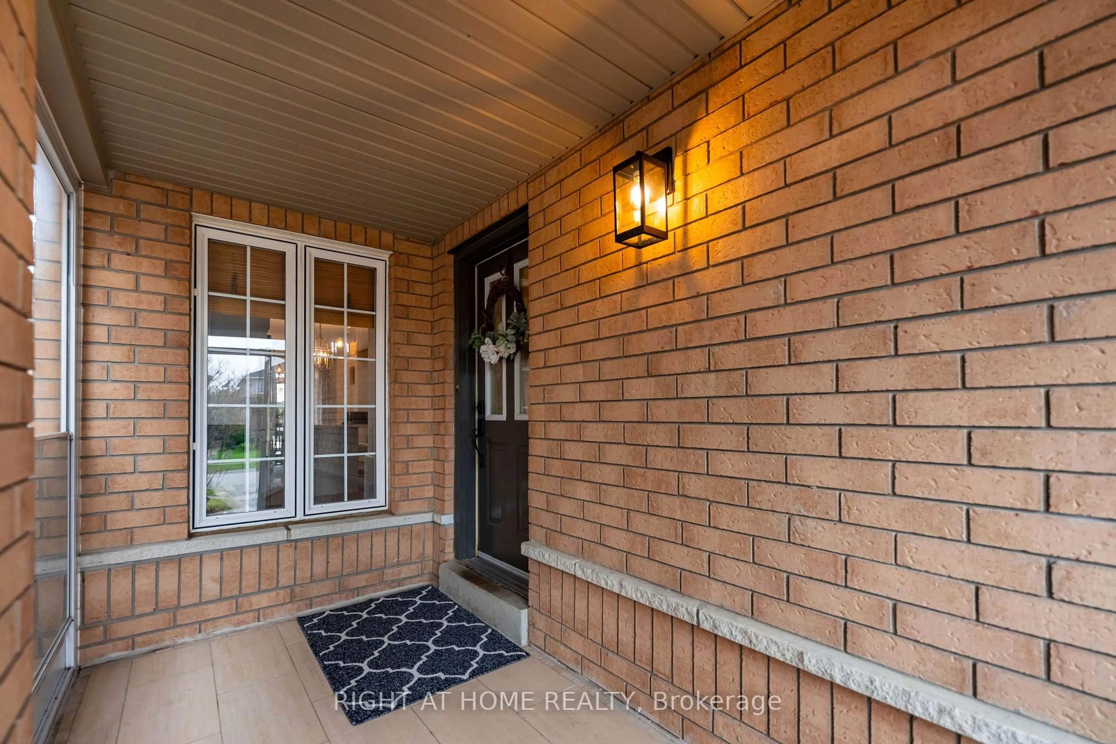 Indoor entryway for 23 Cedargrove Rd, Caledon Ontario L7E 2L7