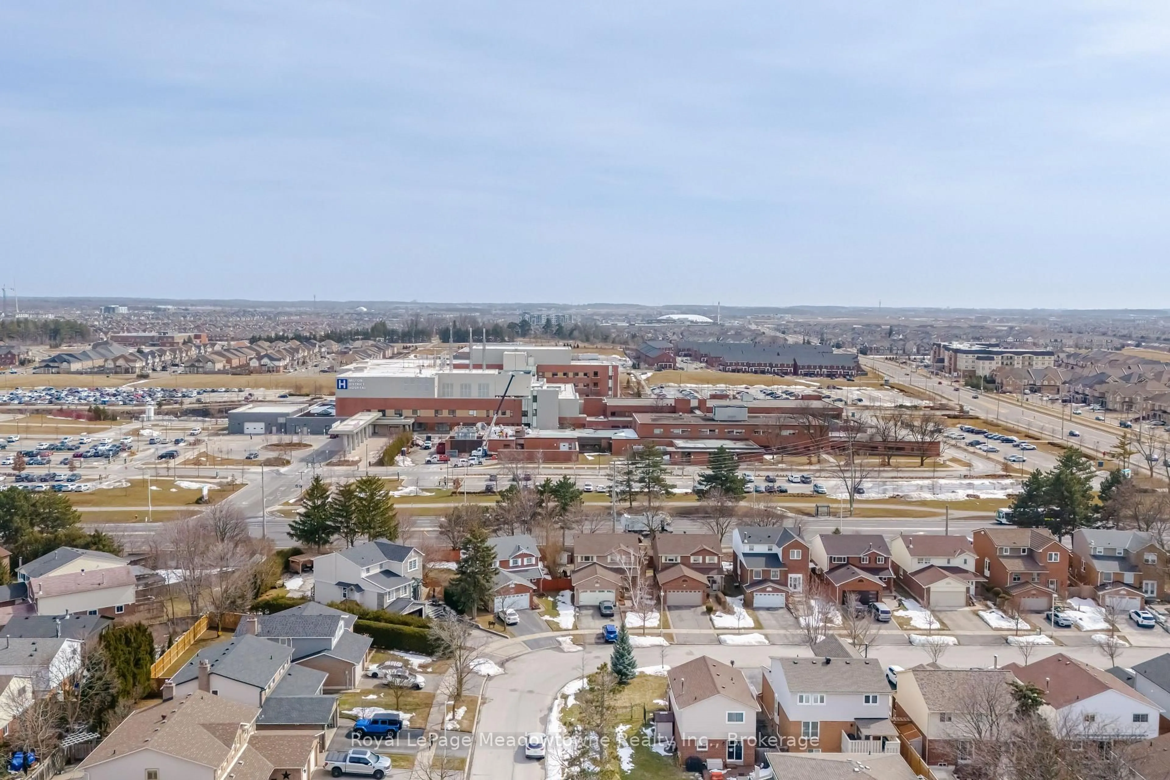 A pic from outside/outdoor area/front of a property/back of a property/a pic from drone, unknown for 515 Clover Park Cres, Milton Ontario L9T 4T6