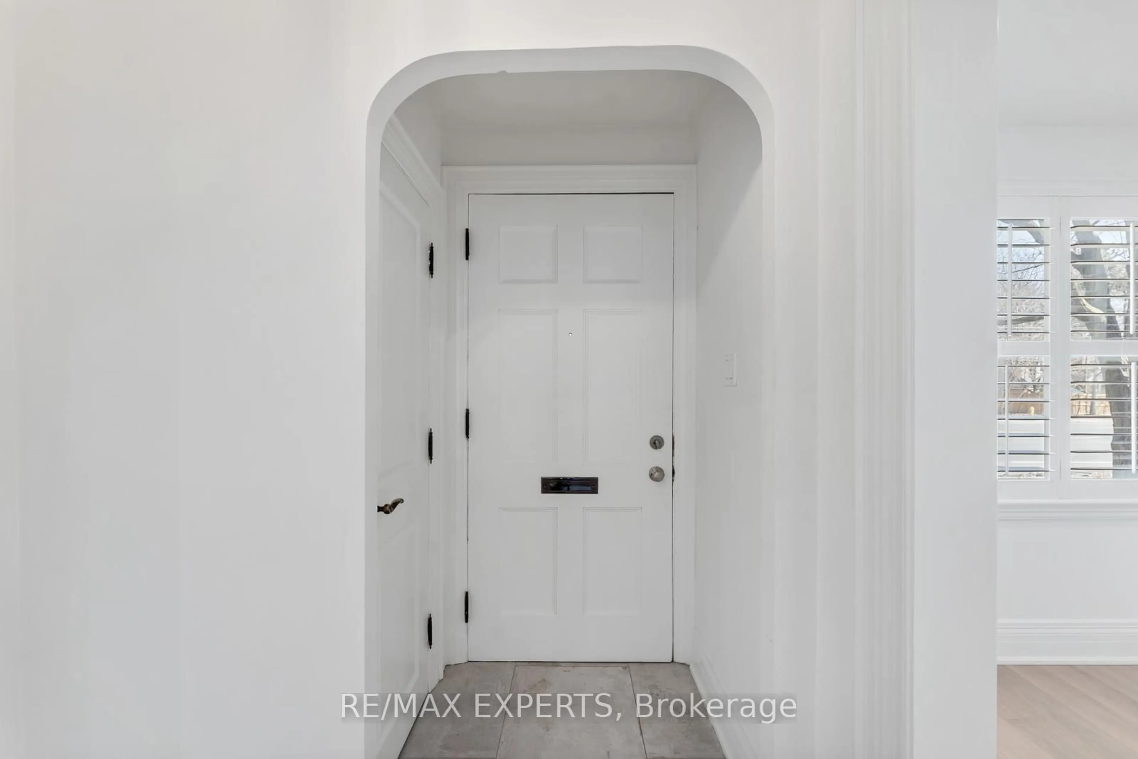 Indoor entryway for 1080 Kipling Ave, Toronto Ontario M9B 3M2