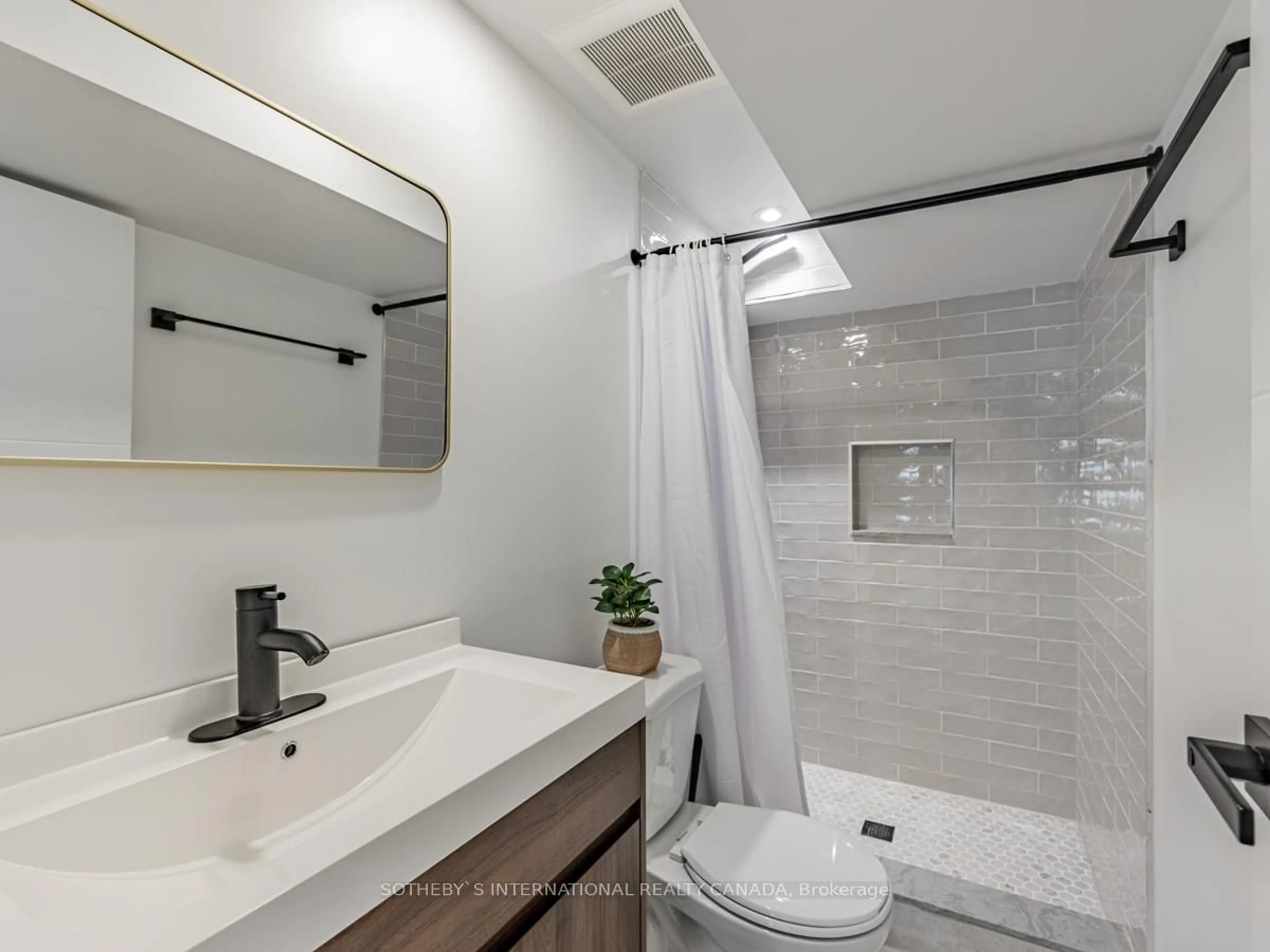 Standard bathroom, ceramic/tile floor for 6 Twenty Fifth St, Toronto Ontario M8V 3P3