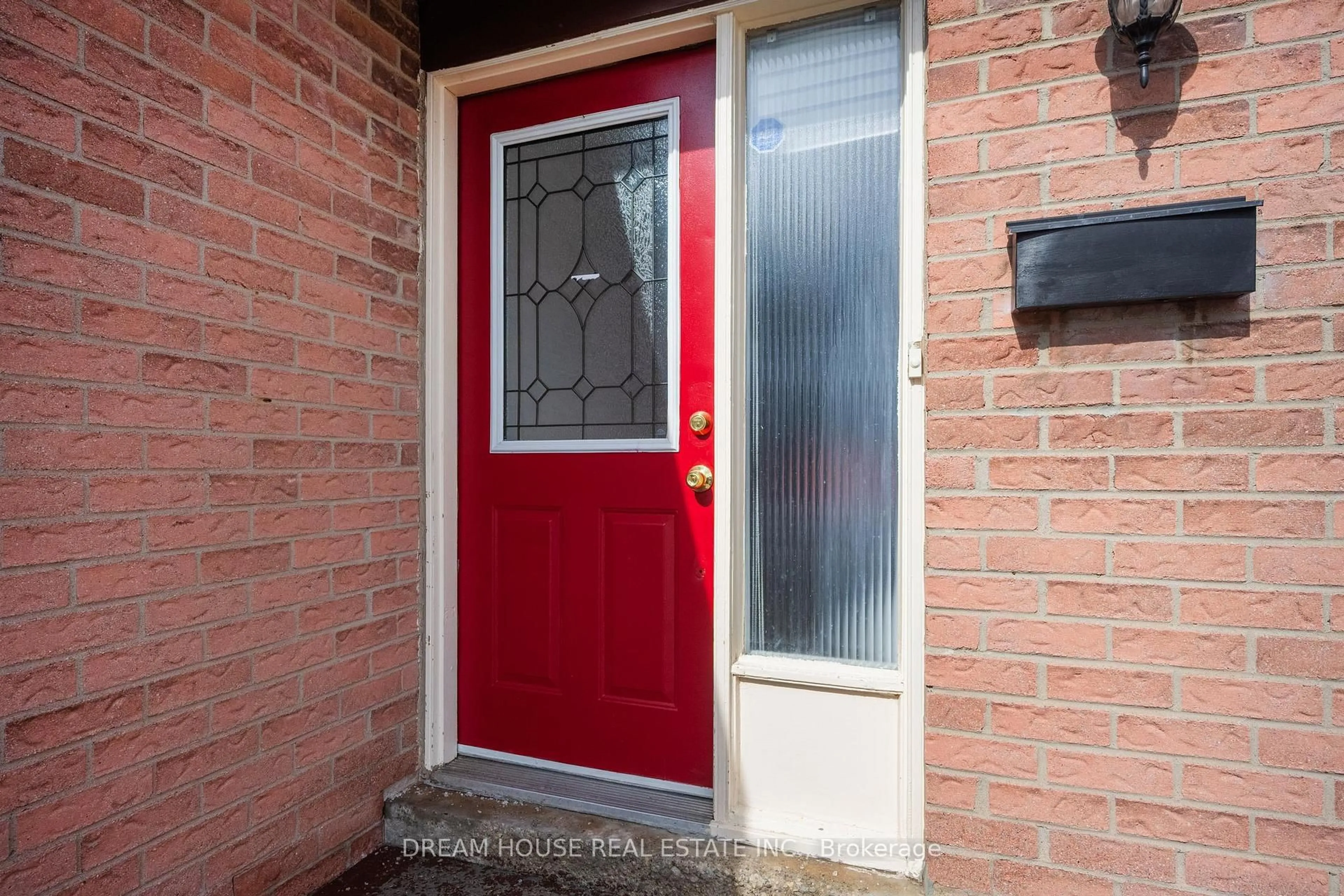 Indoor entryway for 31 Wheatfield Rd, Brampton Ontario L6X 2V4