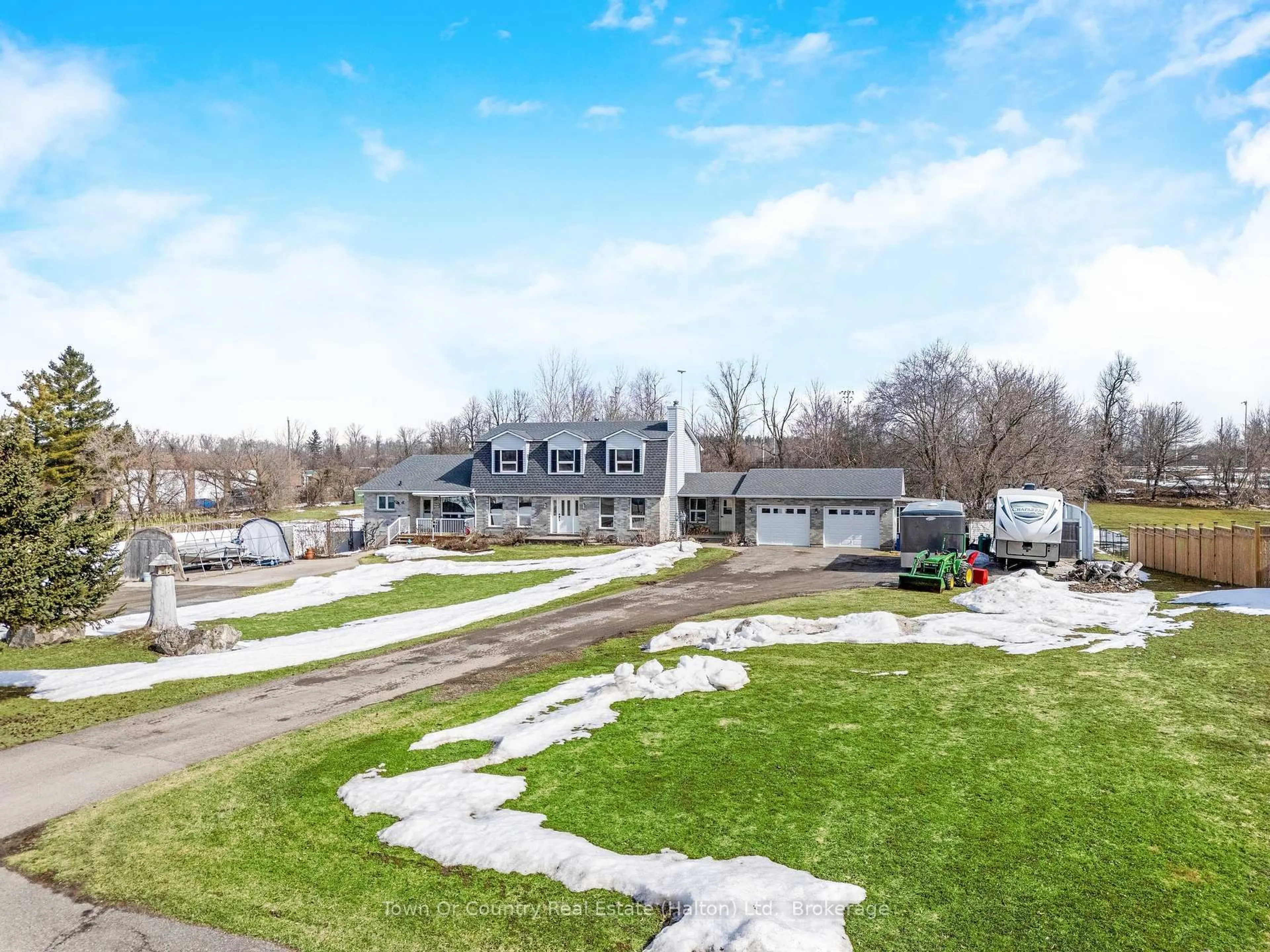 A pic from outside/outdoor area/front of a property/back of a property/a pic from drone, unknown for 11289 Guelph Line, Milton Ontario L0P 1B0