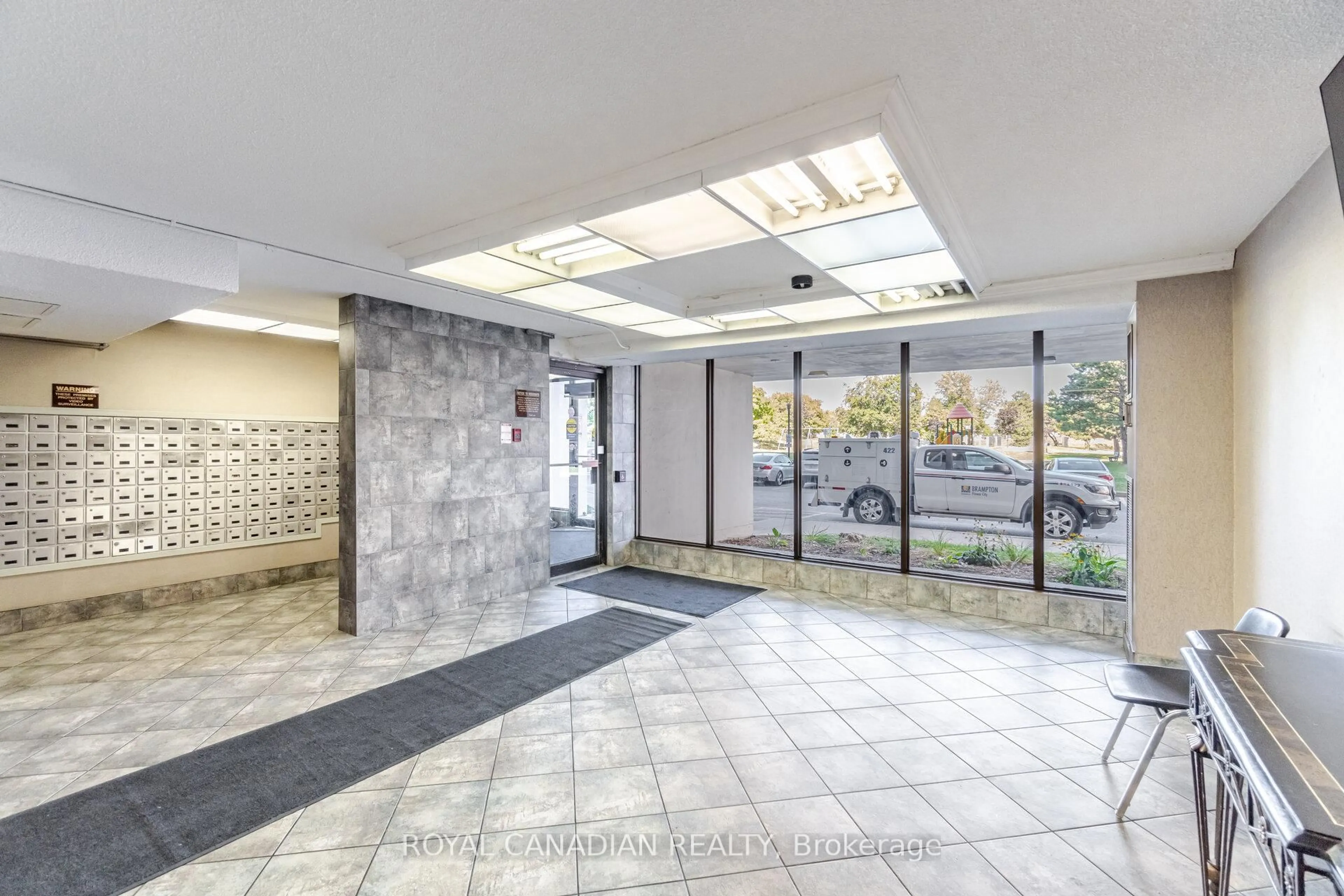 Indoor foyer for 17 Knightsbridge Rd #1605, Brampton Ontario L6T 3X9