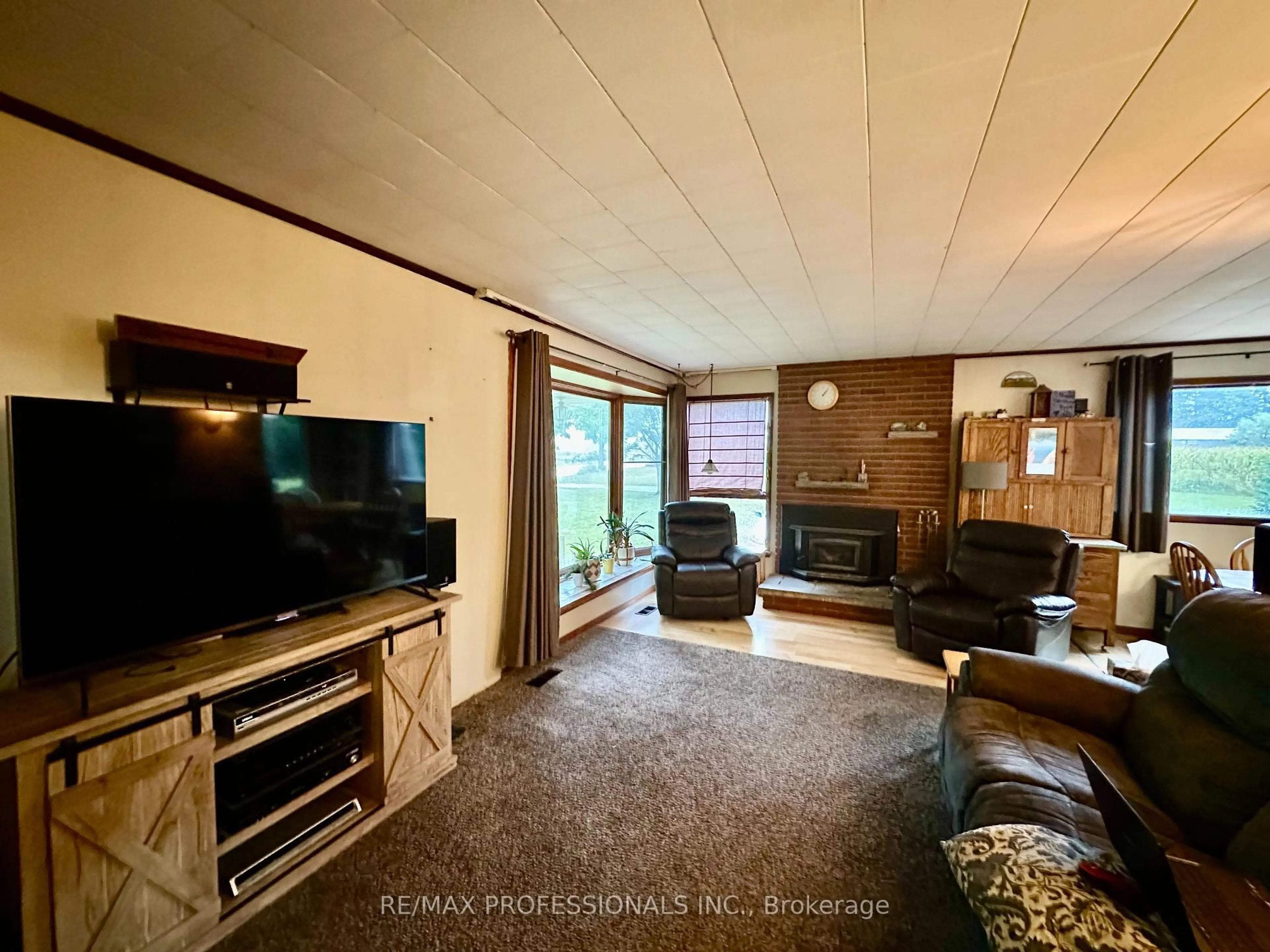 Living room with furniture, unknown for 13958 Trafalgar Rd, Halton Hills Ontario L7G 4S4