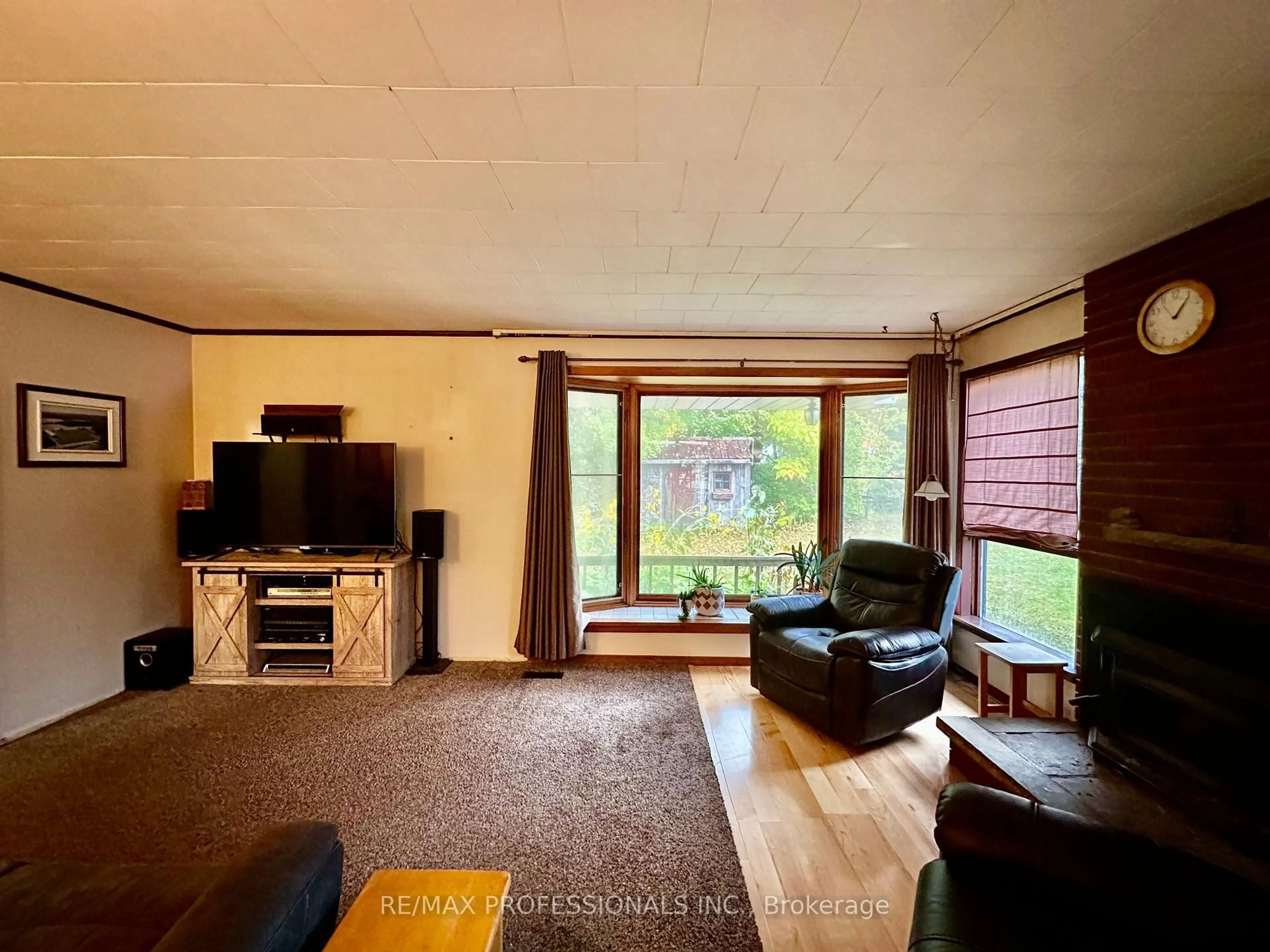Living room with furniture, unknown for 13958 Trafalgar Rd, Halton Hills Ontario L7G 4S4