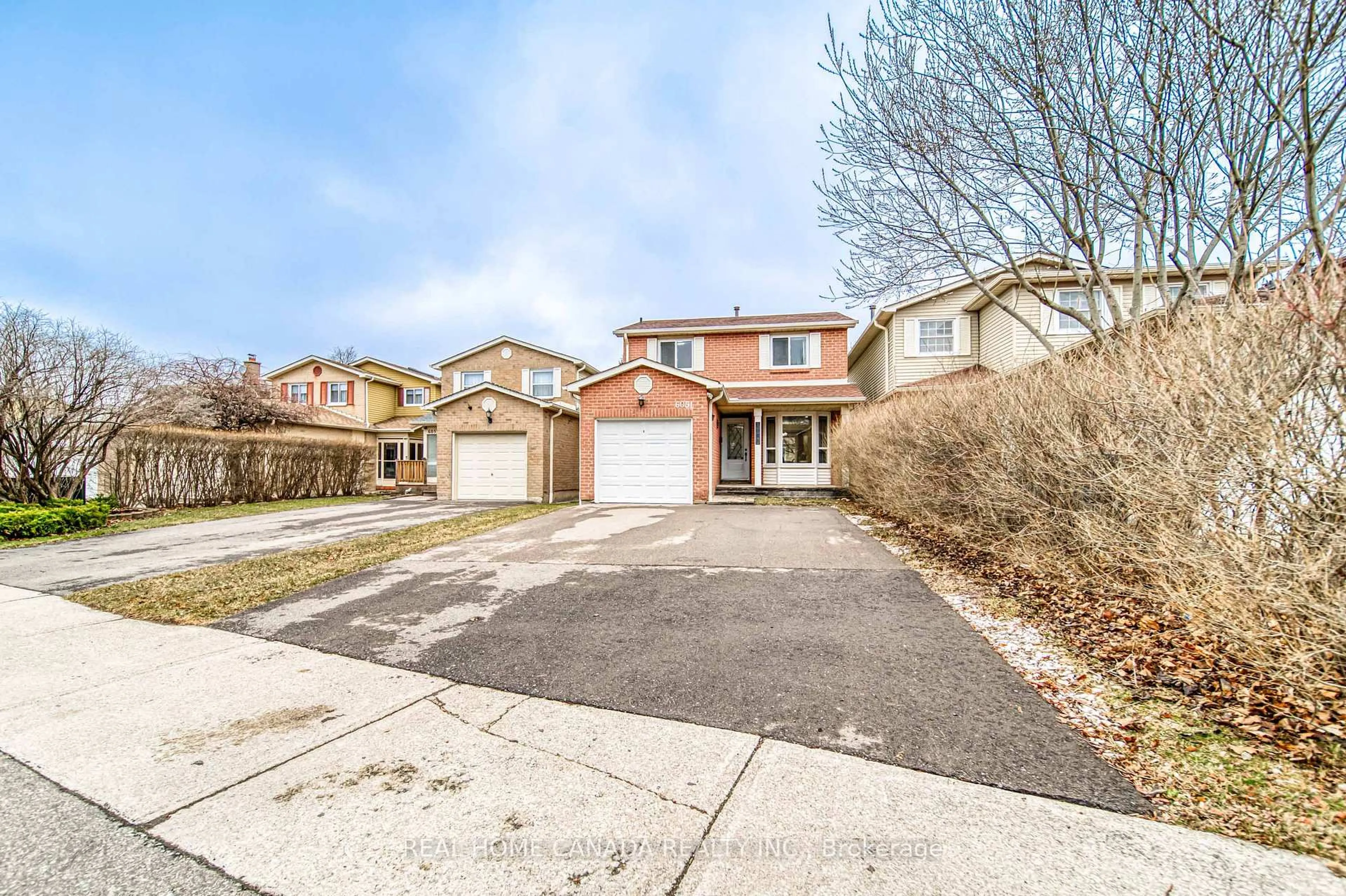 A pic from outside/outdoor area/front of a property/back of a property/a pic from drone, street for 6051 Fullerton Cres, Mississauga Ontario L5N 3A3