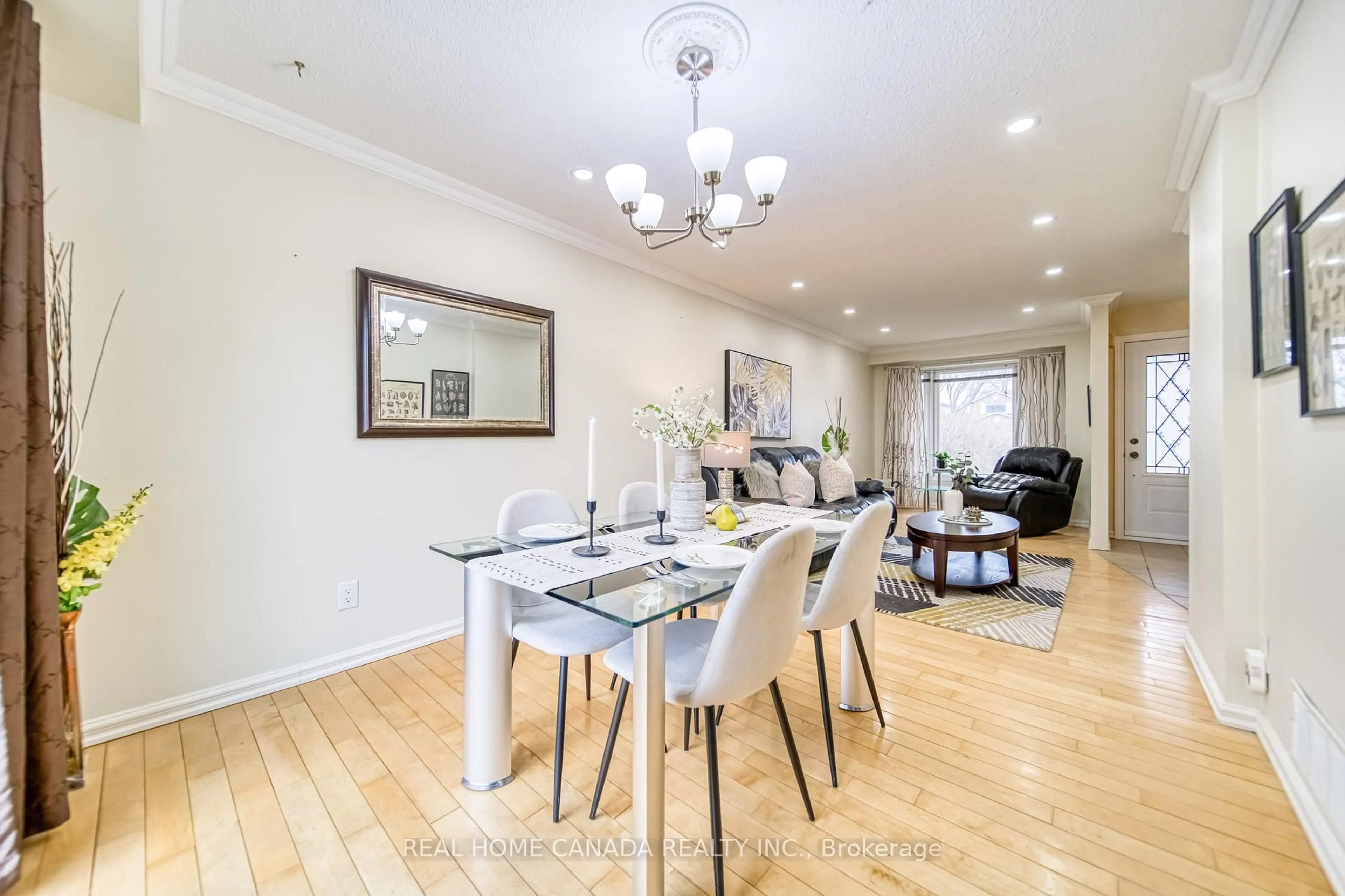 Dining room, wood/laminate floor for 6051 Fullerton Cres, Mississauga Ontario L5N 3A3