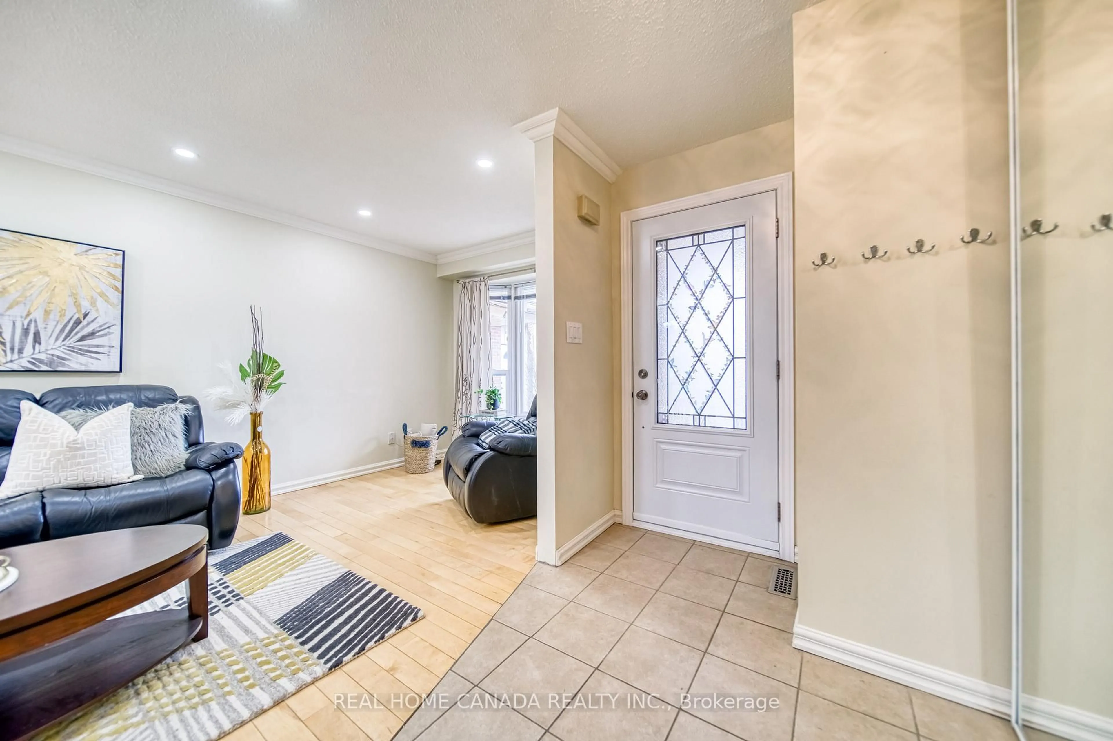 Indoor entryway for 6051 Fullerton Cres, Mississauga Ontario L5N 3A3