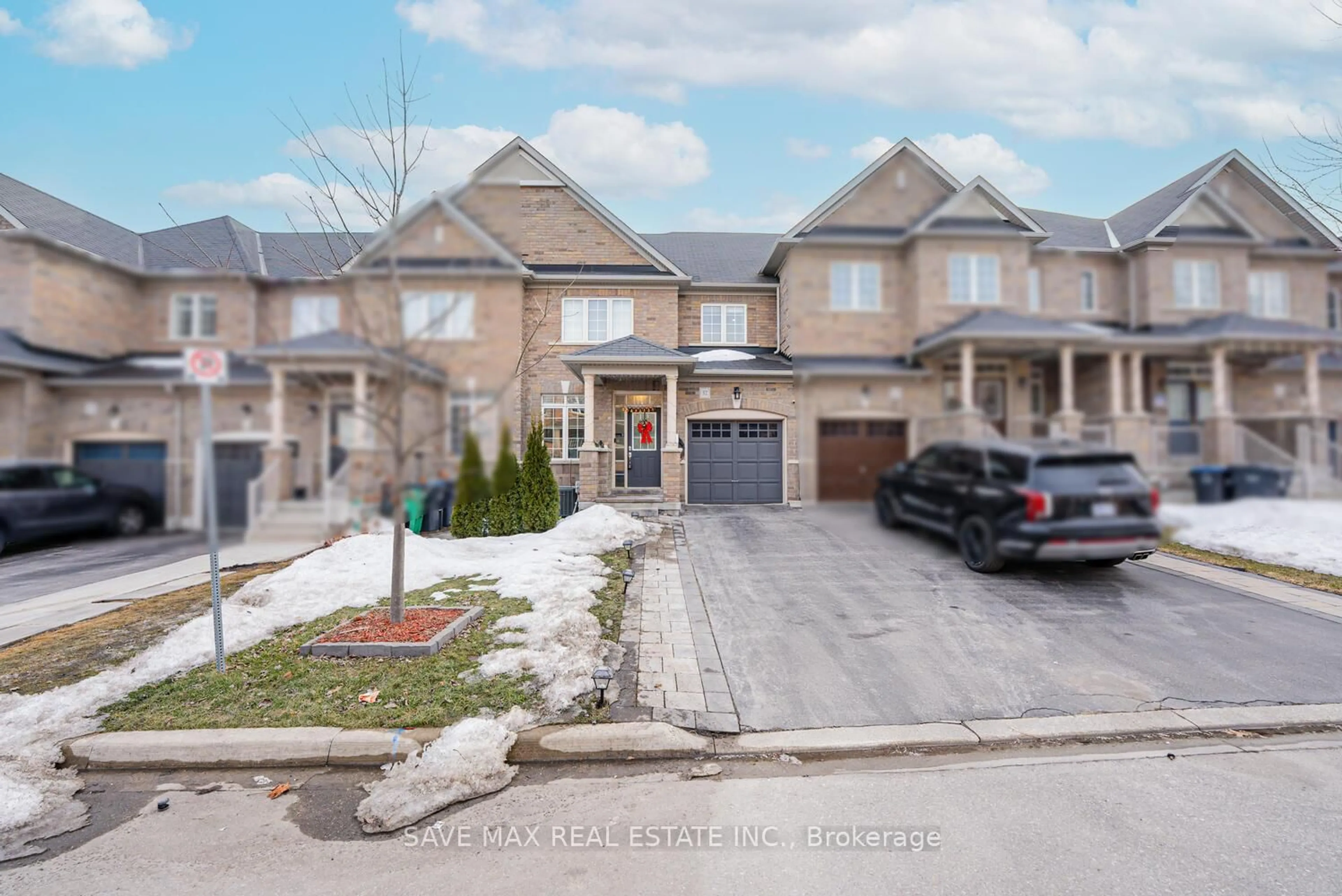 A pic from outside/outdoor area/front of a property/back of a property/a pic from drone, street for 32 Yellow Sorrel Rd, Brampton Ontario L6R 0B6