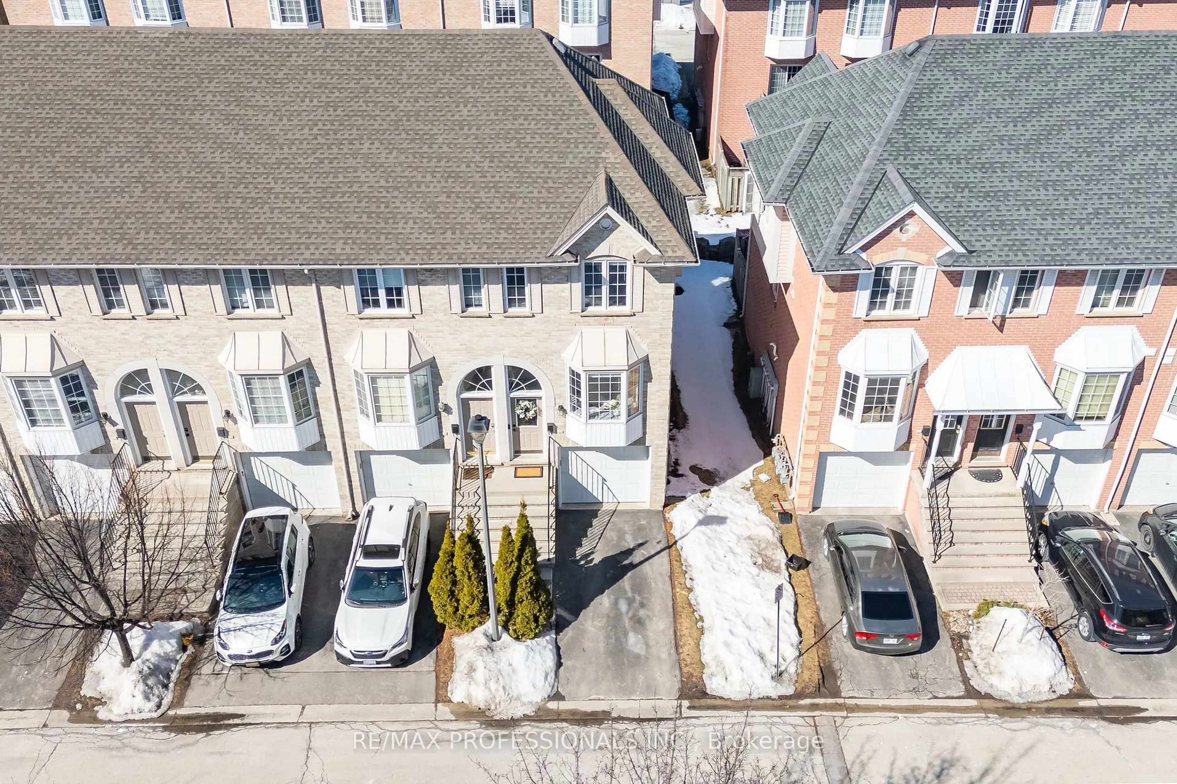 A pic from outside/outdoor area/front of a property/back of a property/a pic from drone, street for 3480 Upper Middle Rd #27, Burlington Ontario L7M 4R7