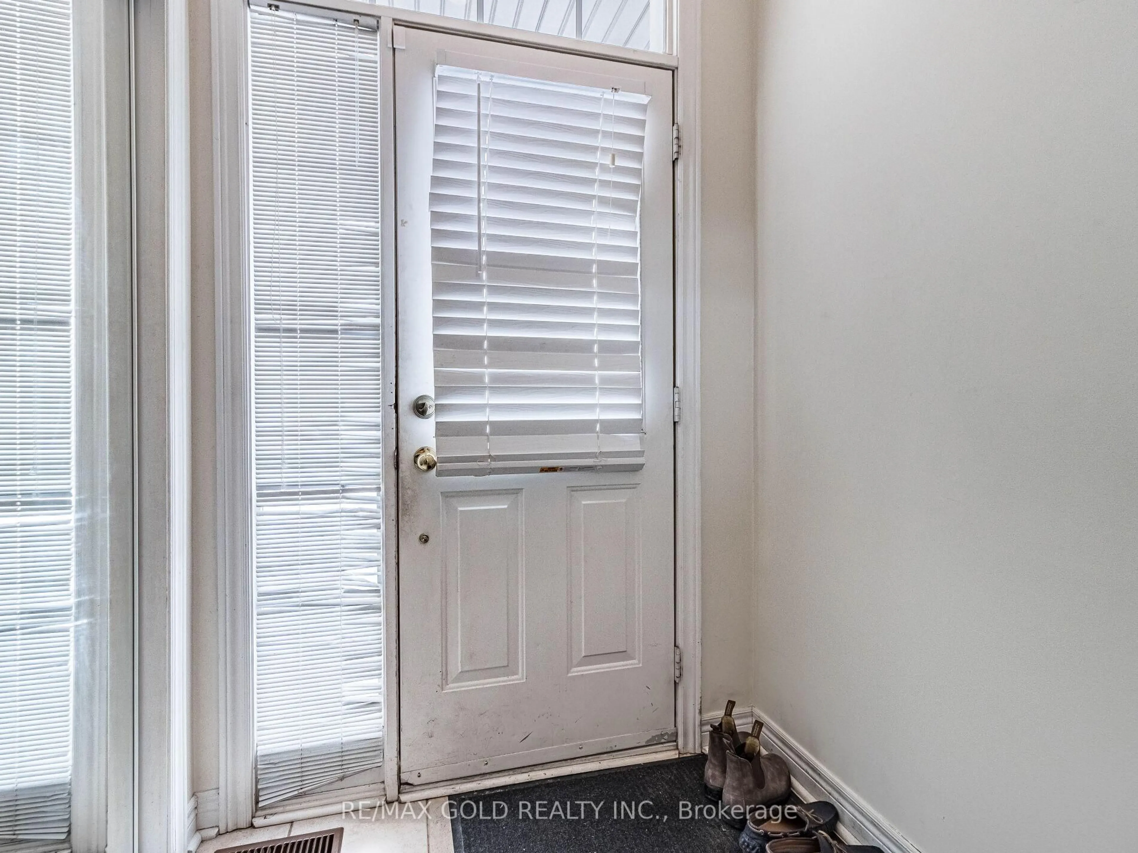 Indoor entryway for 24 Bramoak Cres, Brampton Ontario L7A 1T7