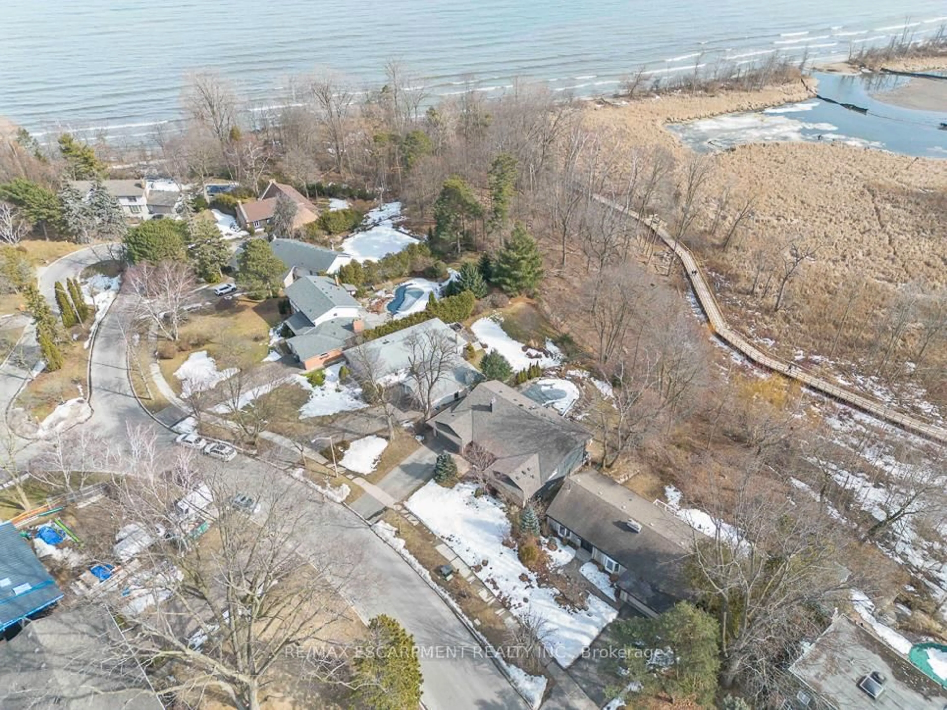 A pic from outside/outdoor area/front of a property/back of a property/a pic from drone, water/lake/river/ocean view for 1332 GATEHOUSE Dr, Mississauga Ontario L5H 1A5