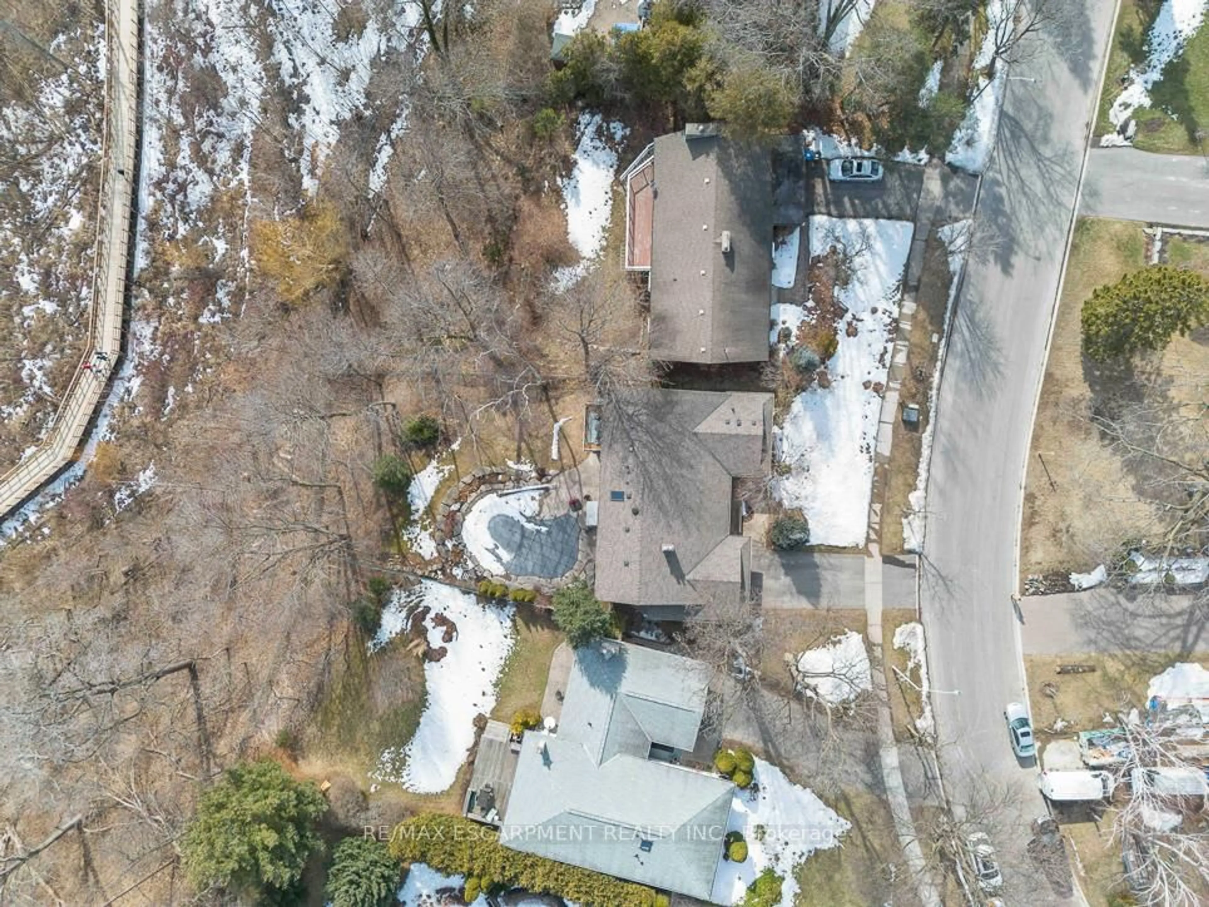 A pic from outside/outdoor area/front of a property/back of a property/a pic from drone, street for 1332 GATEHOUSE Dr, Mississauga Ontario L5H 1A5