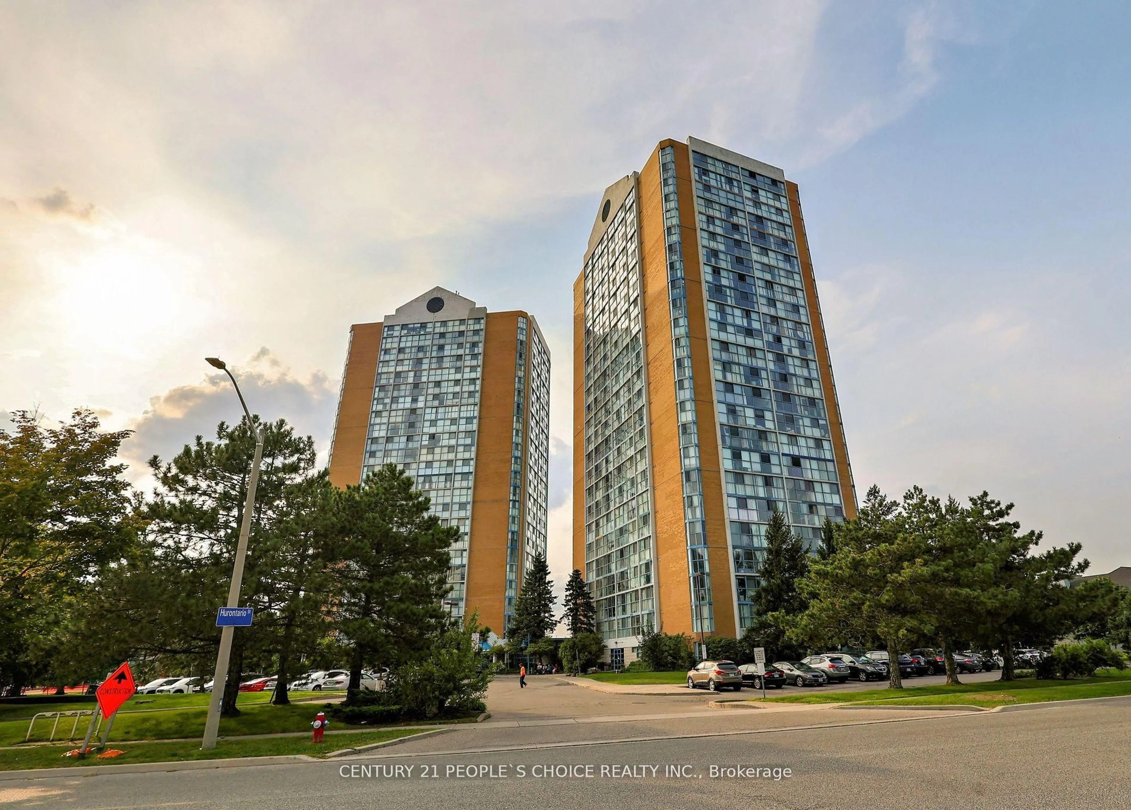 Indoor foyer for 35 Trailwood Dr #411, Mississauga Ontario L4Z 3K9