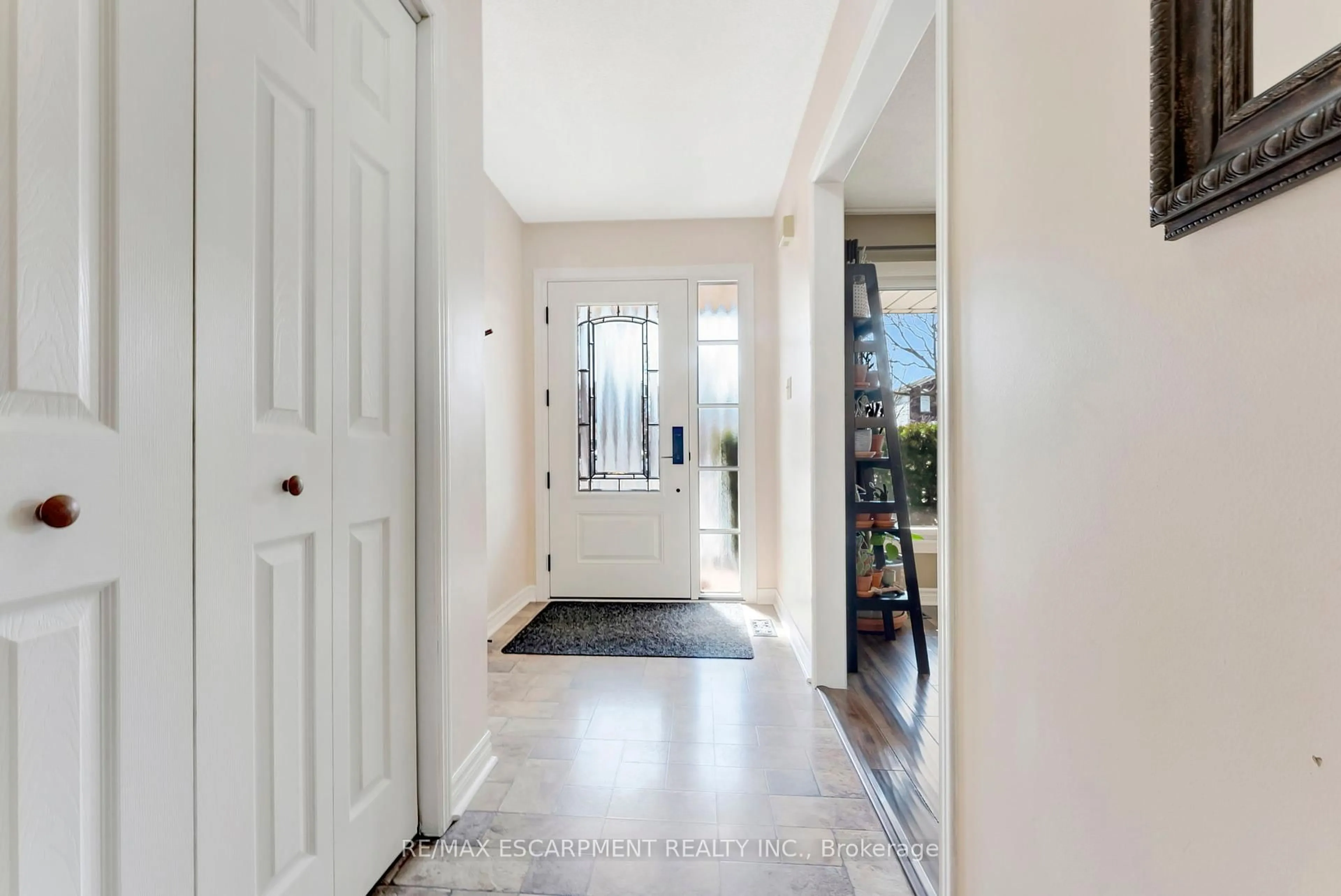 Indoor entryway for 2202 Donald Rd, Burlington Ontario L7M 3R9