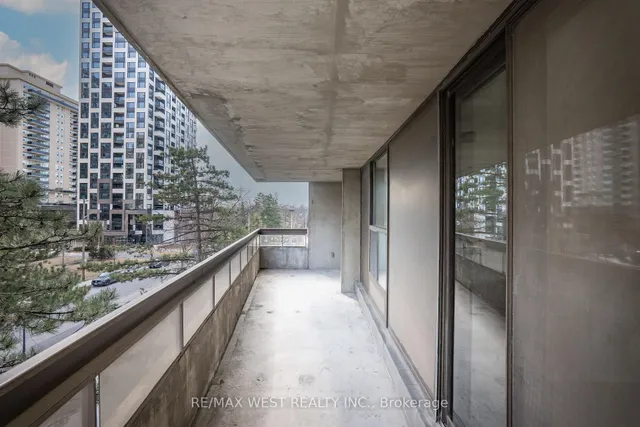 Additional property image - 100 Quebec Ave Unit 301