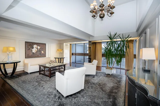 Additional property image - 100 Quebec Ave Unit 301