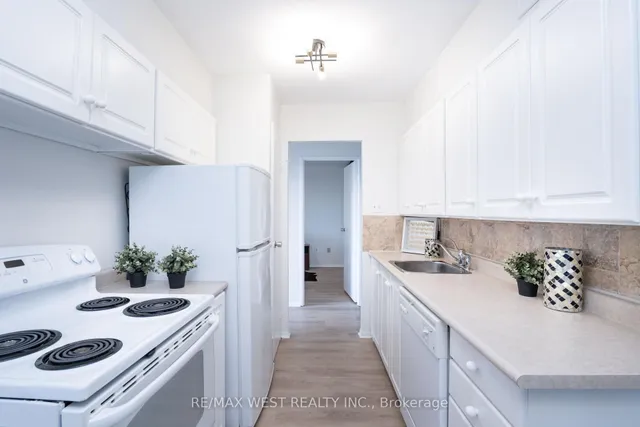 Additional property image - 100 Quebec Ave Unit 301