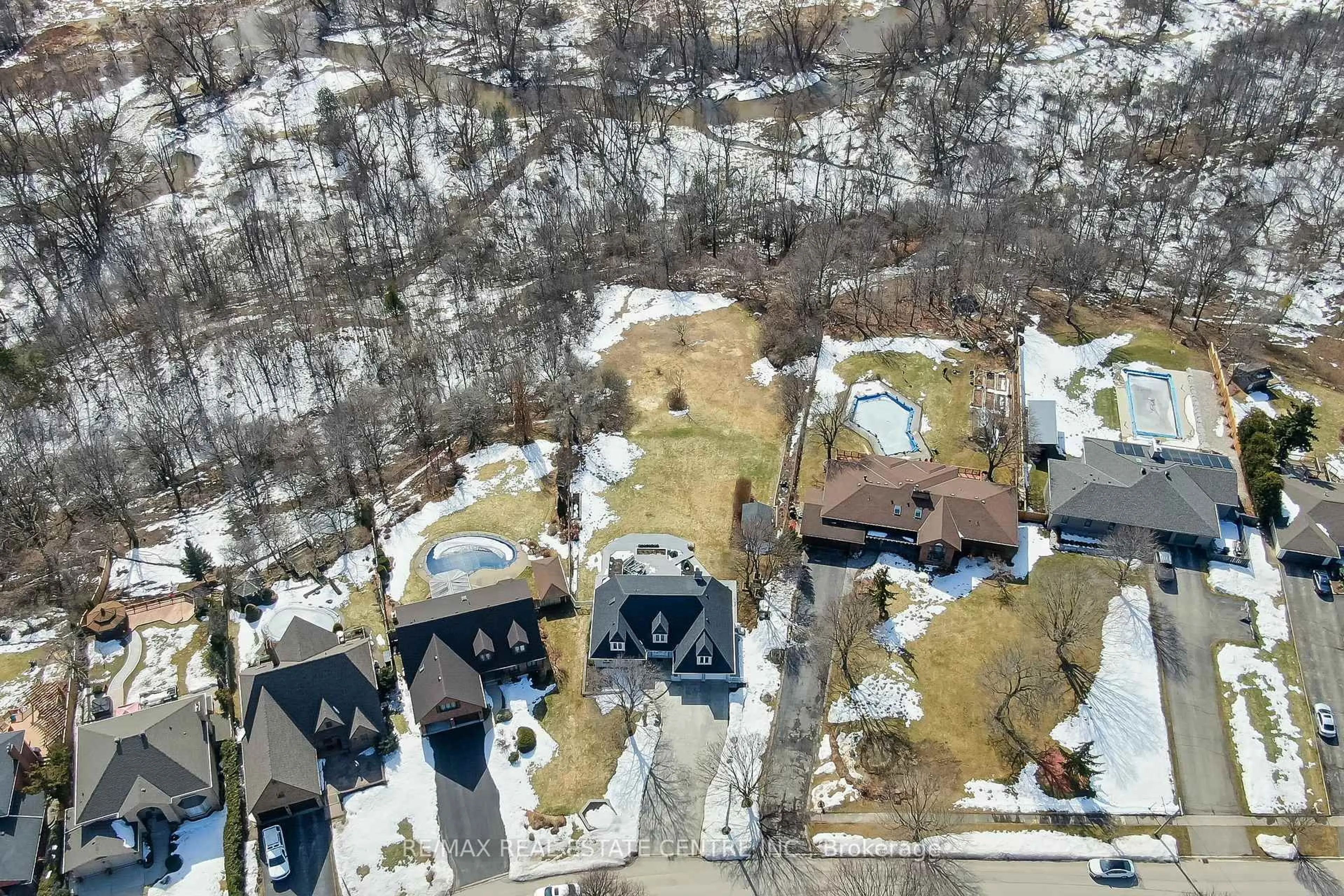 A pic from outside/outdoor area/front of a property/back of a property/a pic from drone, unknown for 12 Heslop Crt, Halton Hills Ontario L7G 4J4