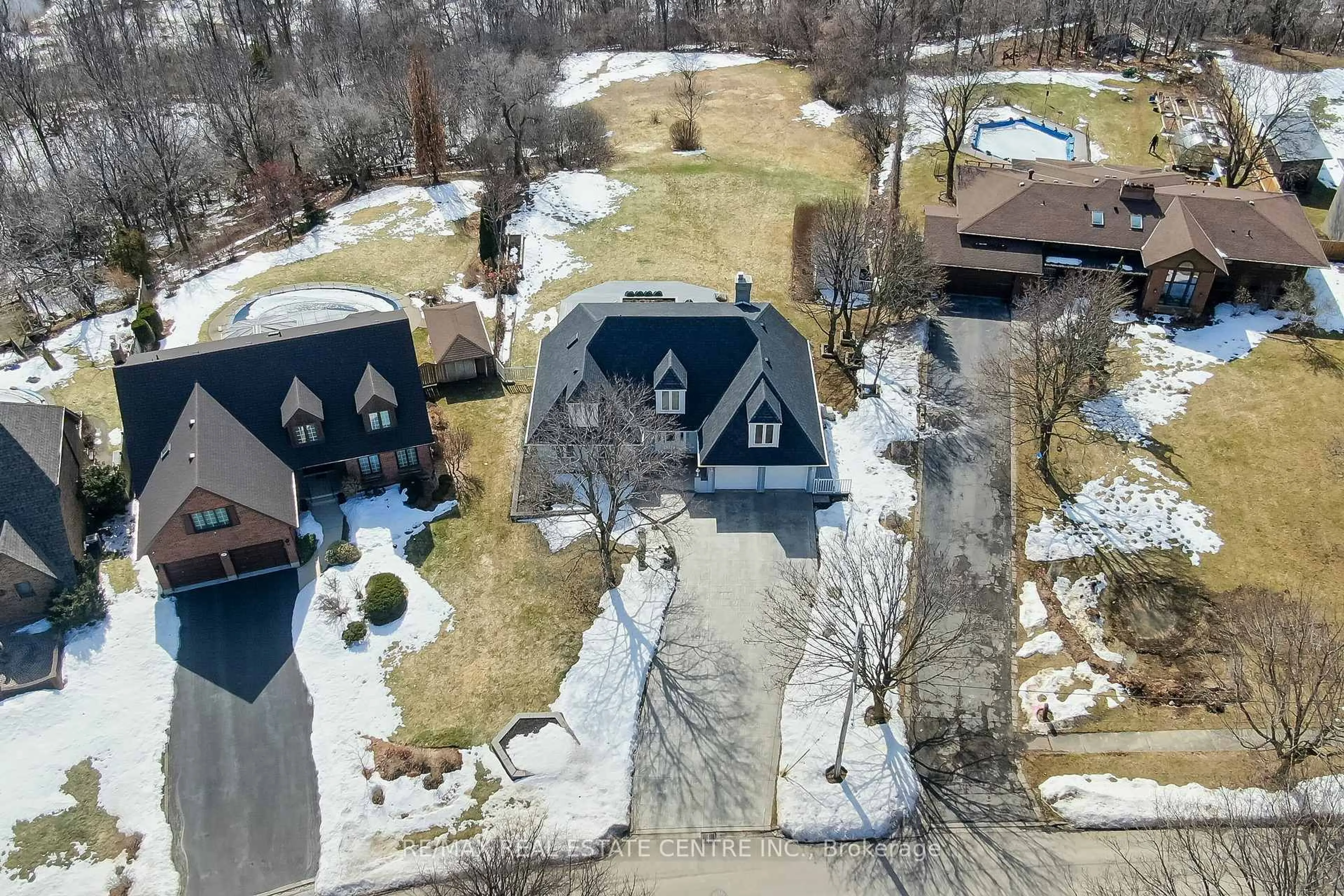 A pic from outside/outdoor area/front of a property/back of a property/a pic from drone, street for 12 Heslop Crt, Halton Hills Ontario L7G 4J4