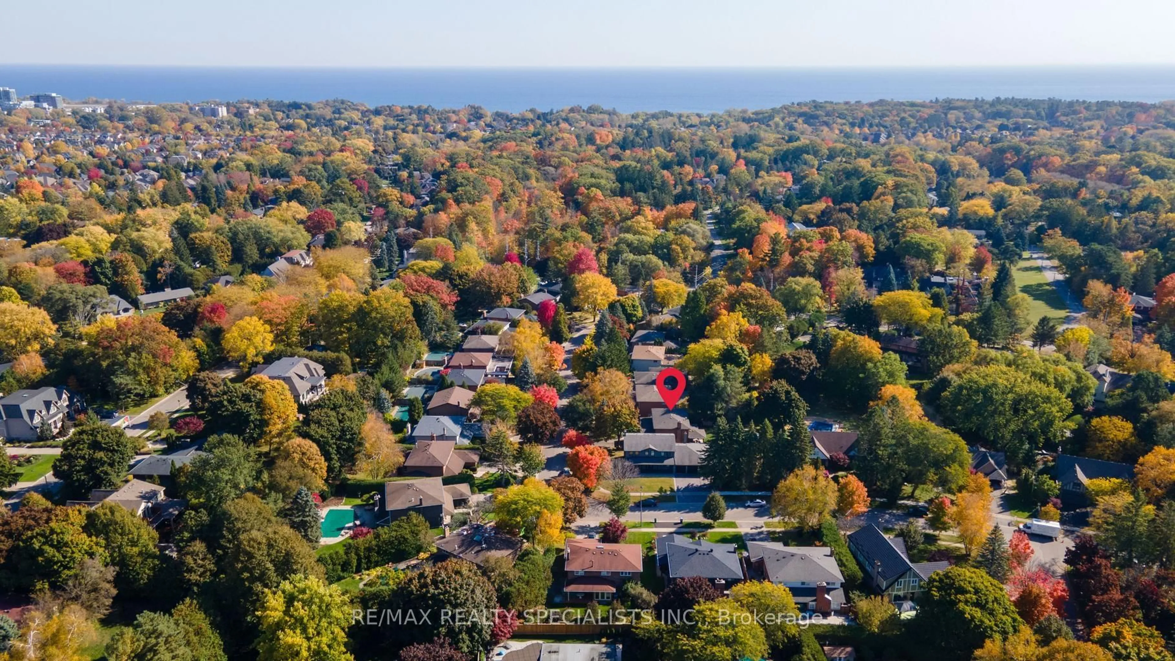 A pic from outside/outdoor area/front of a property/back of a property/a pic from drone, street for 1404 Tecumseh Park Dr, Mississauga Ontario L5H 2W6