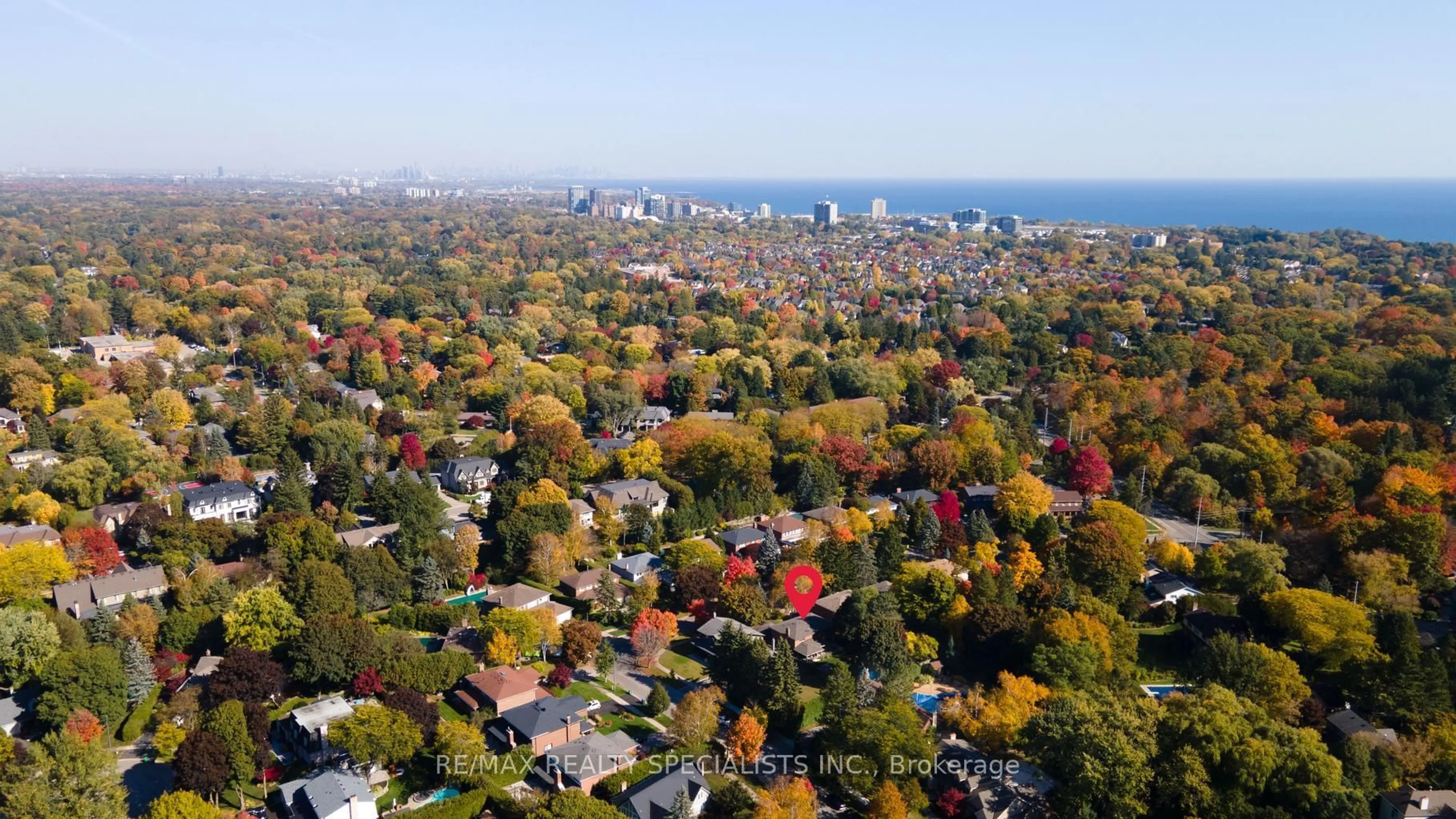 A pic from outside/outdoor area/front of a property/back of a property/a pic from drone, unknown for 1404 Tecumseh Park Dr, Mississauga Ontario L5H 2W6