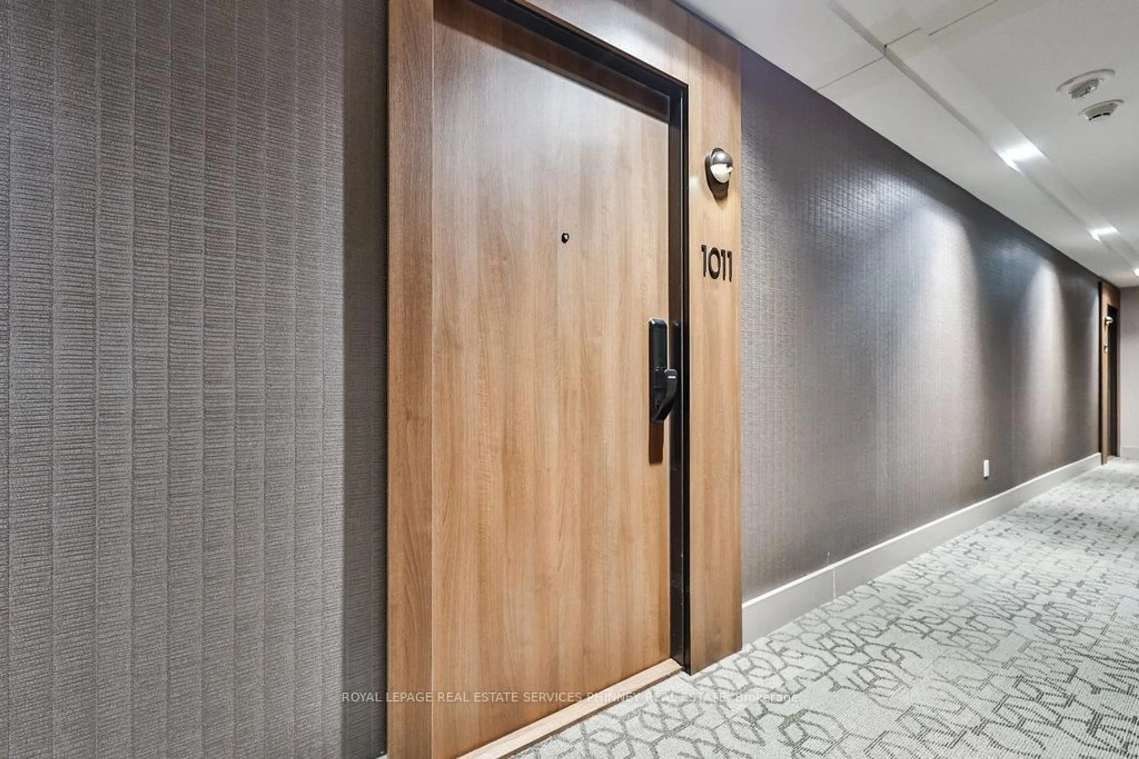 Indoor foyer for 21 Park St #1011, Mississauga Ontario L5G 1L7