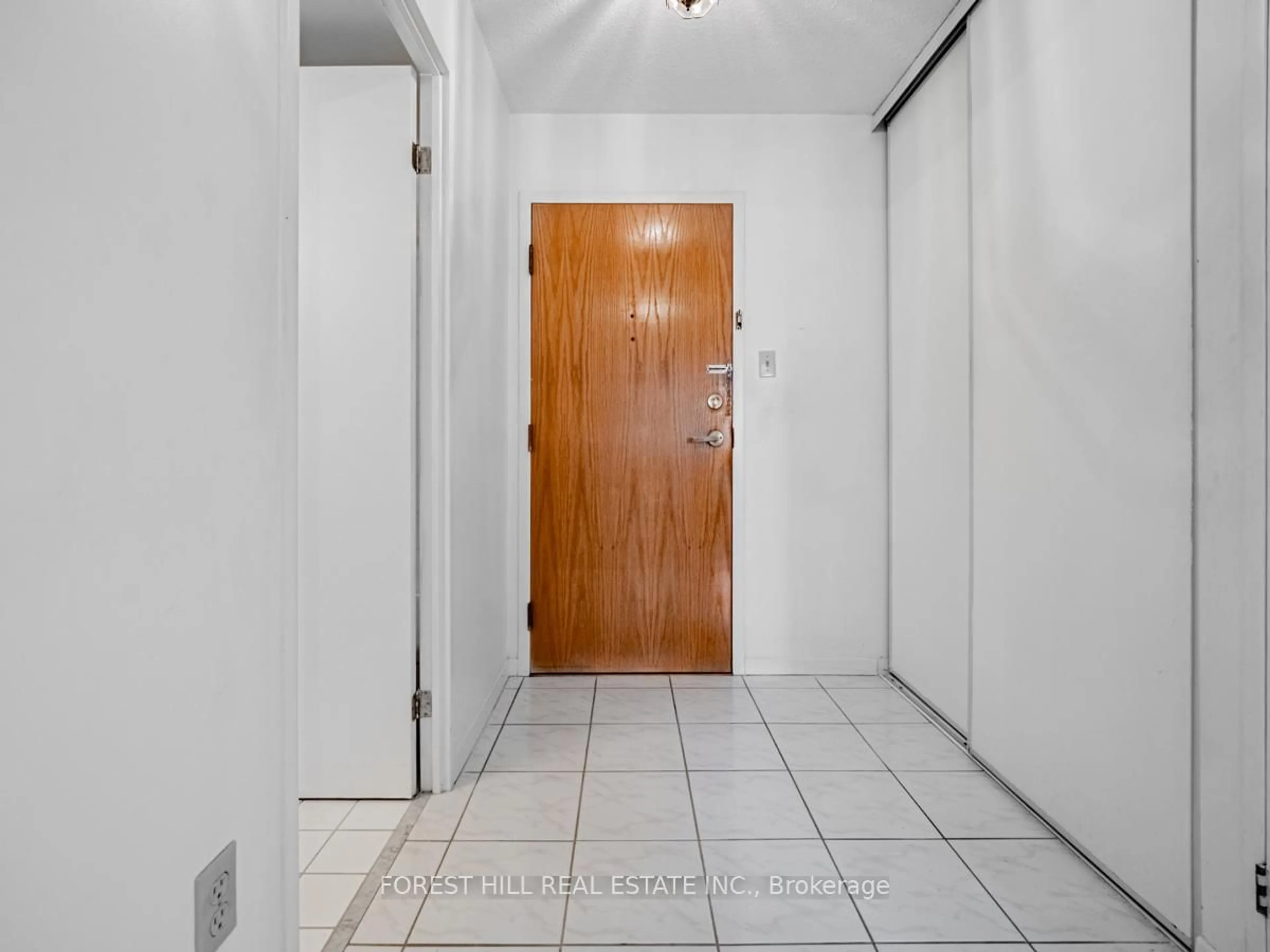 Indoor entryway for 300 Webb Dr #302, Mississauga Ontario L5B 3W3