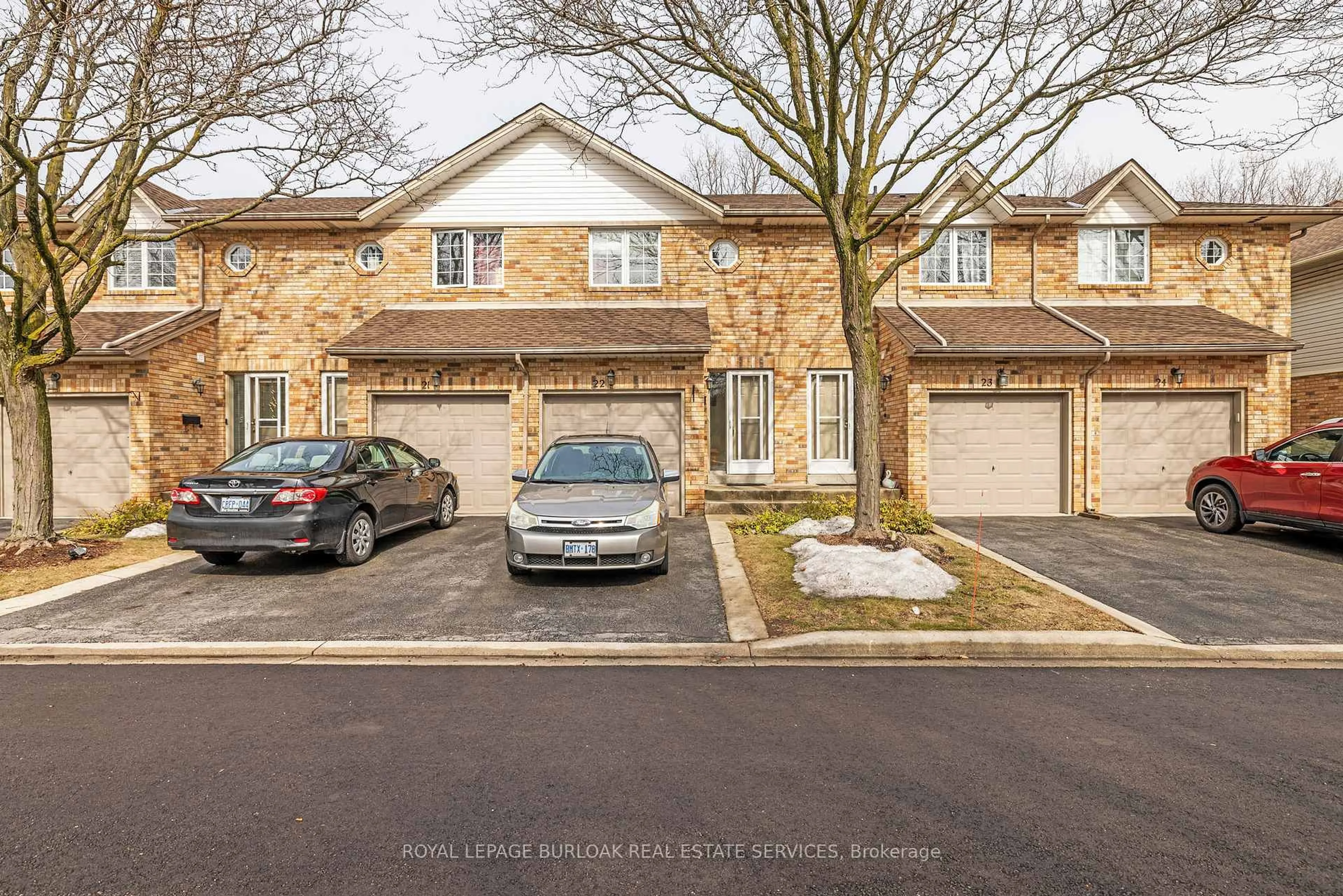 A pic from outside/outdoor area/front of a property/back of a property/a pic from drone, street for 2015 Cleaver Ave #22, Burlington Ontario L7M 4J7