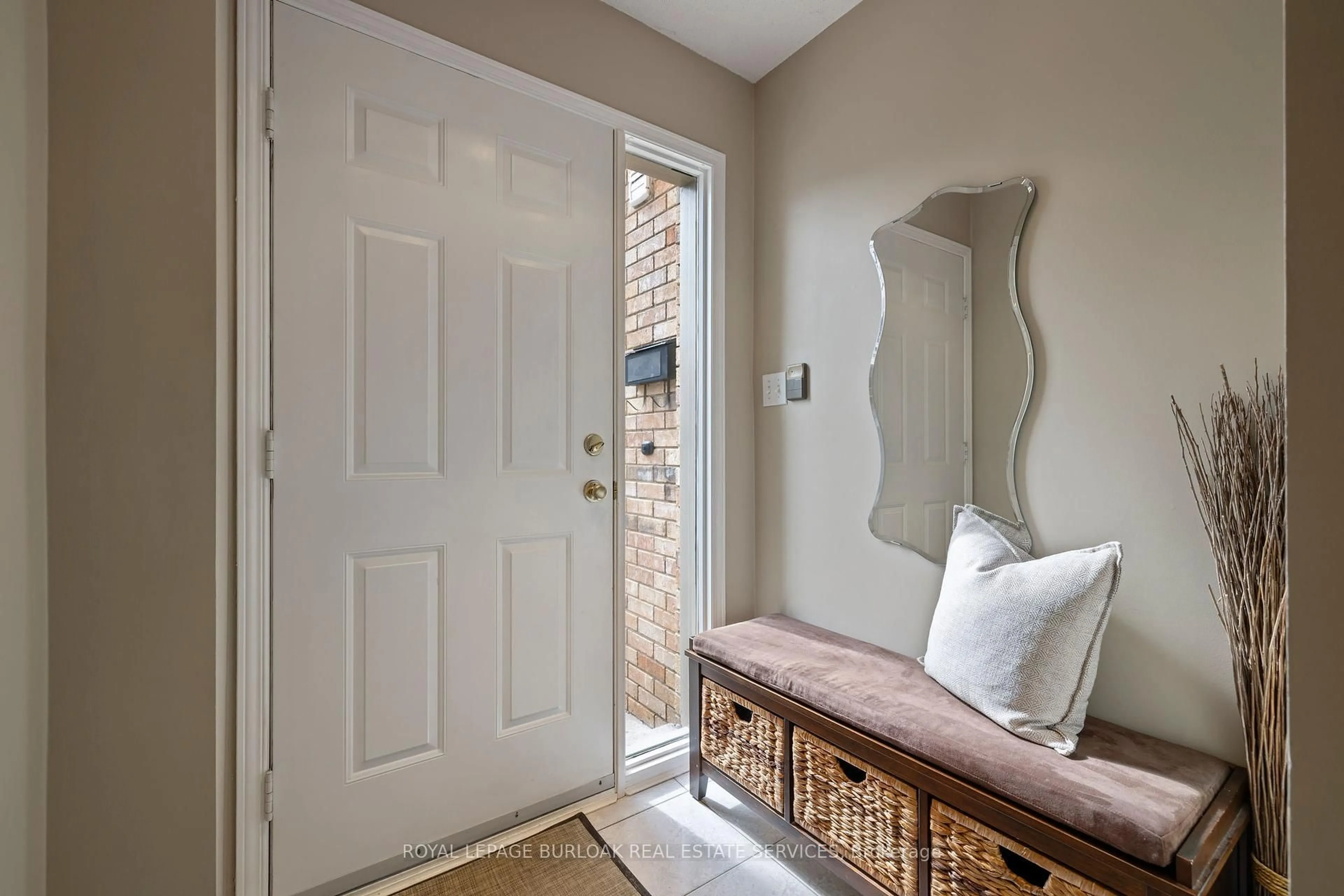 Indoor entryway for 2015 Cleaver Ave #22, Burlington Ontario L7M 4J7