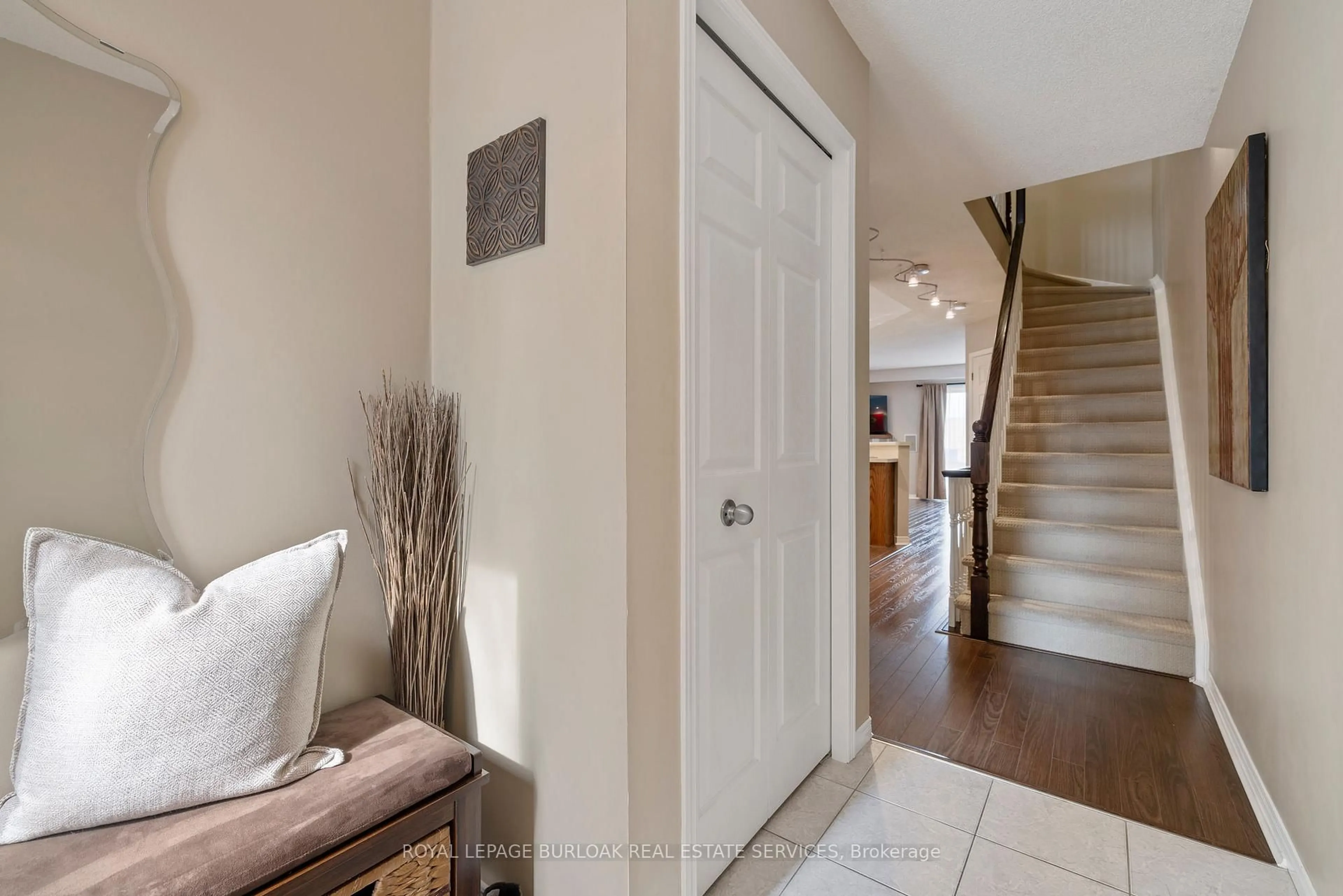 Indoor entryway for 2015 Cleaver Ave #22, Burlington Ontario L7M 4J7