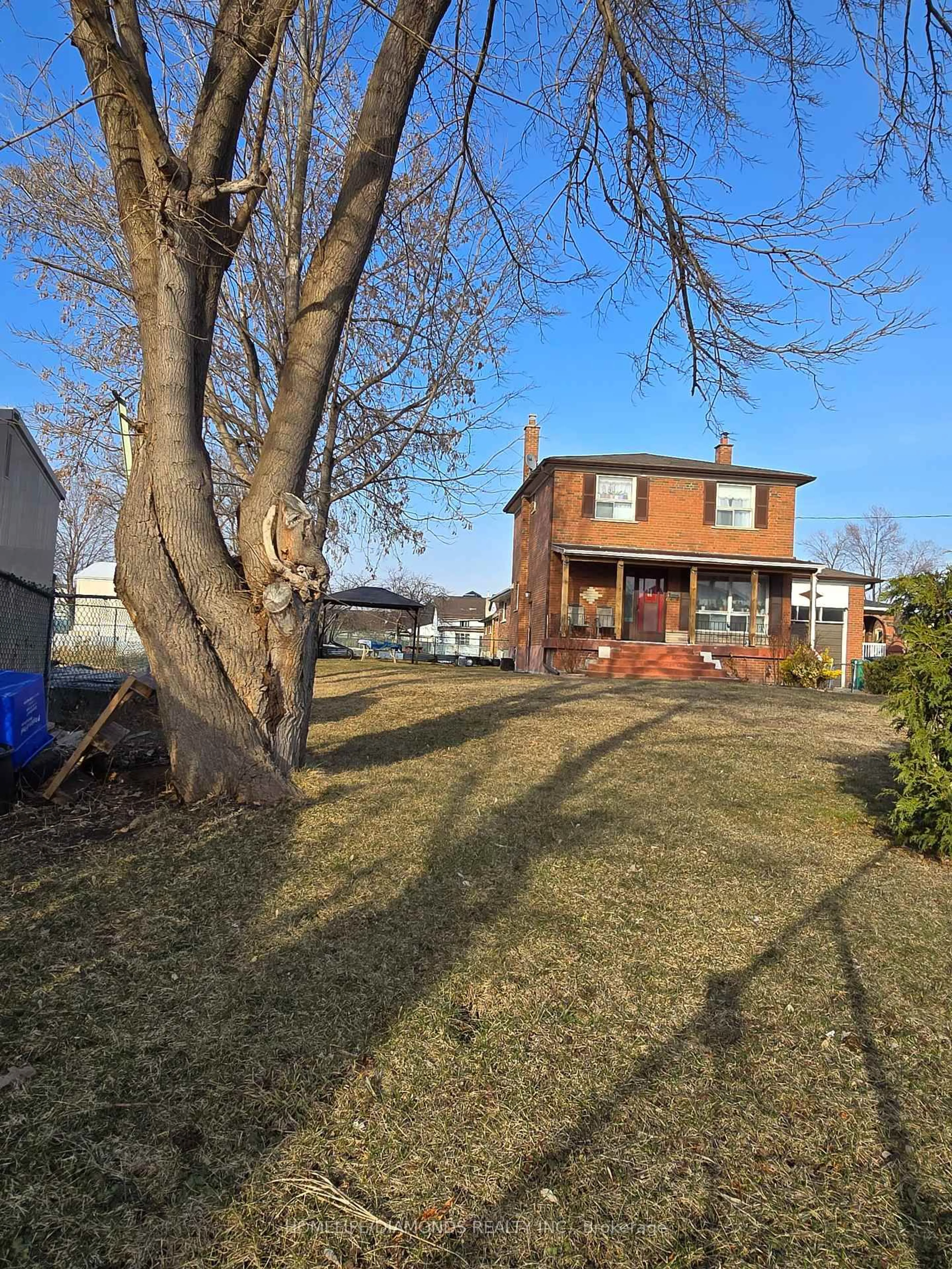 A pic from outside/outdoor area/front of a property/back of a property/a pic from drone, street for 35 York St, Mississauga Ontario L4T 3M4