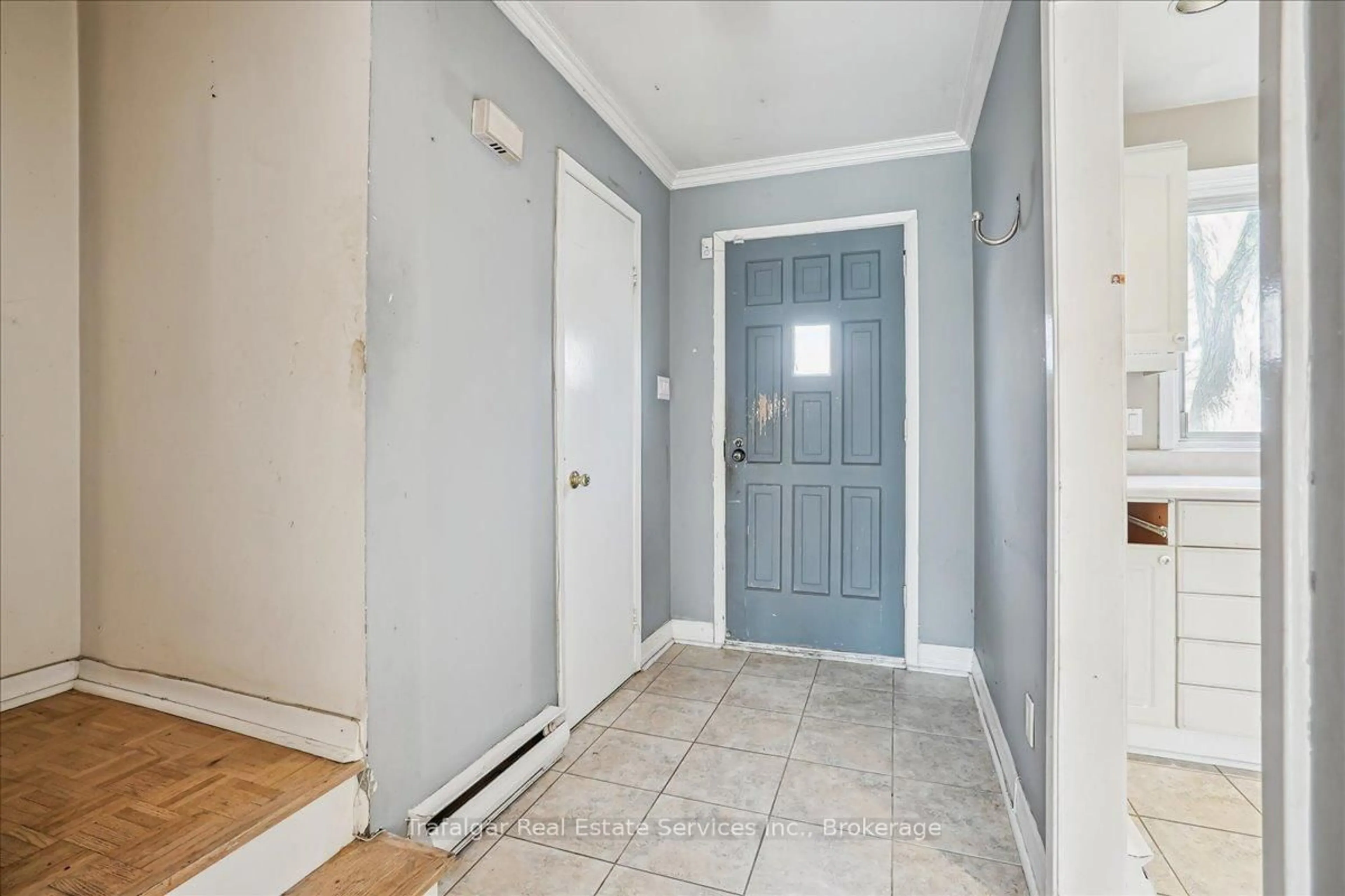 Indoor entryway for 66 Worthington Dr, Oakville Ontario L6L 1C9