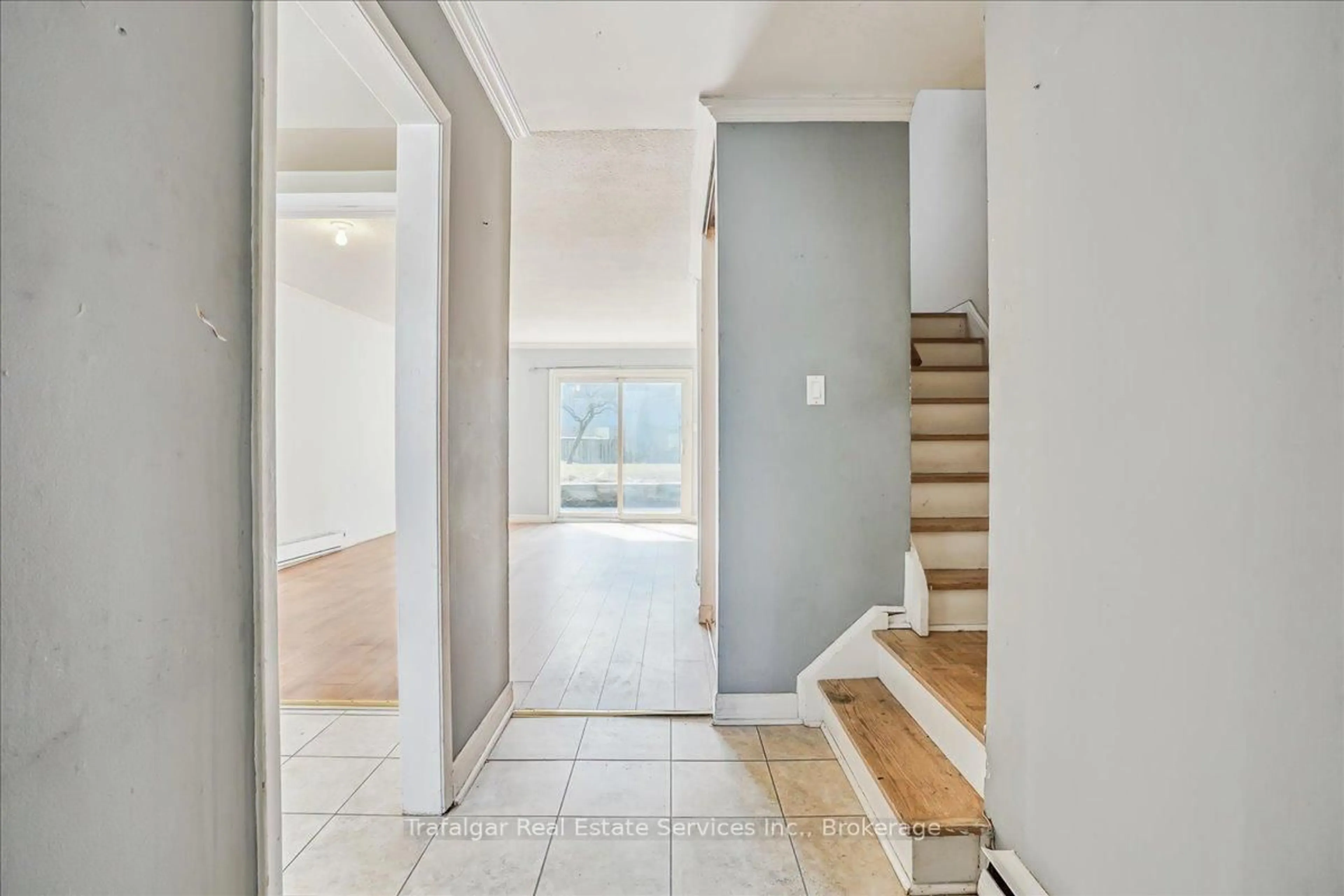 Indoor entryway for 66 Worthington Dr, Oakville Ontario L6L 1C9