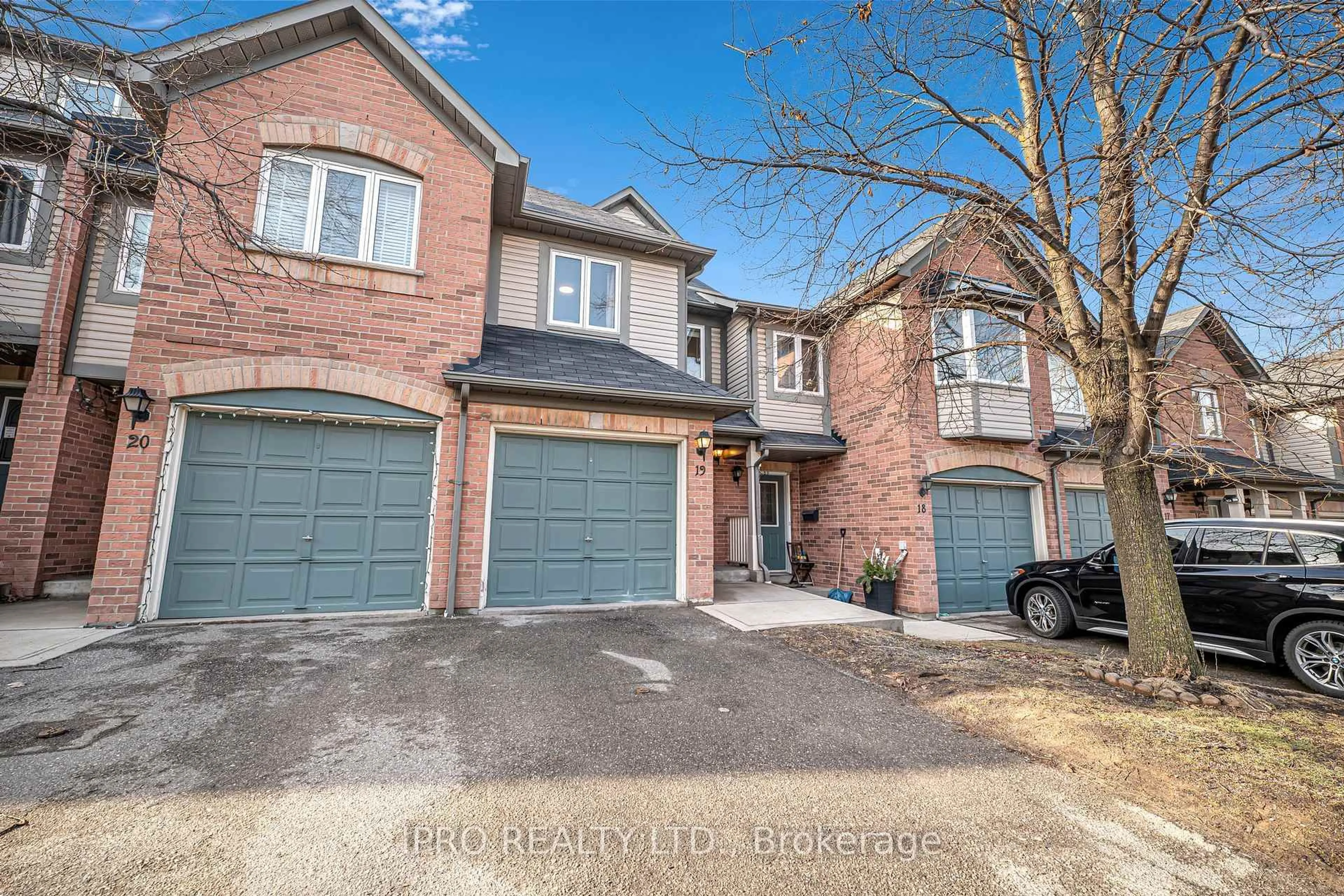 Home with brick exterior material, street for 2088 Leanne Blvd #19, Mississauga Ontario L5K 2S7