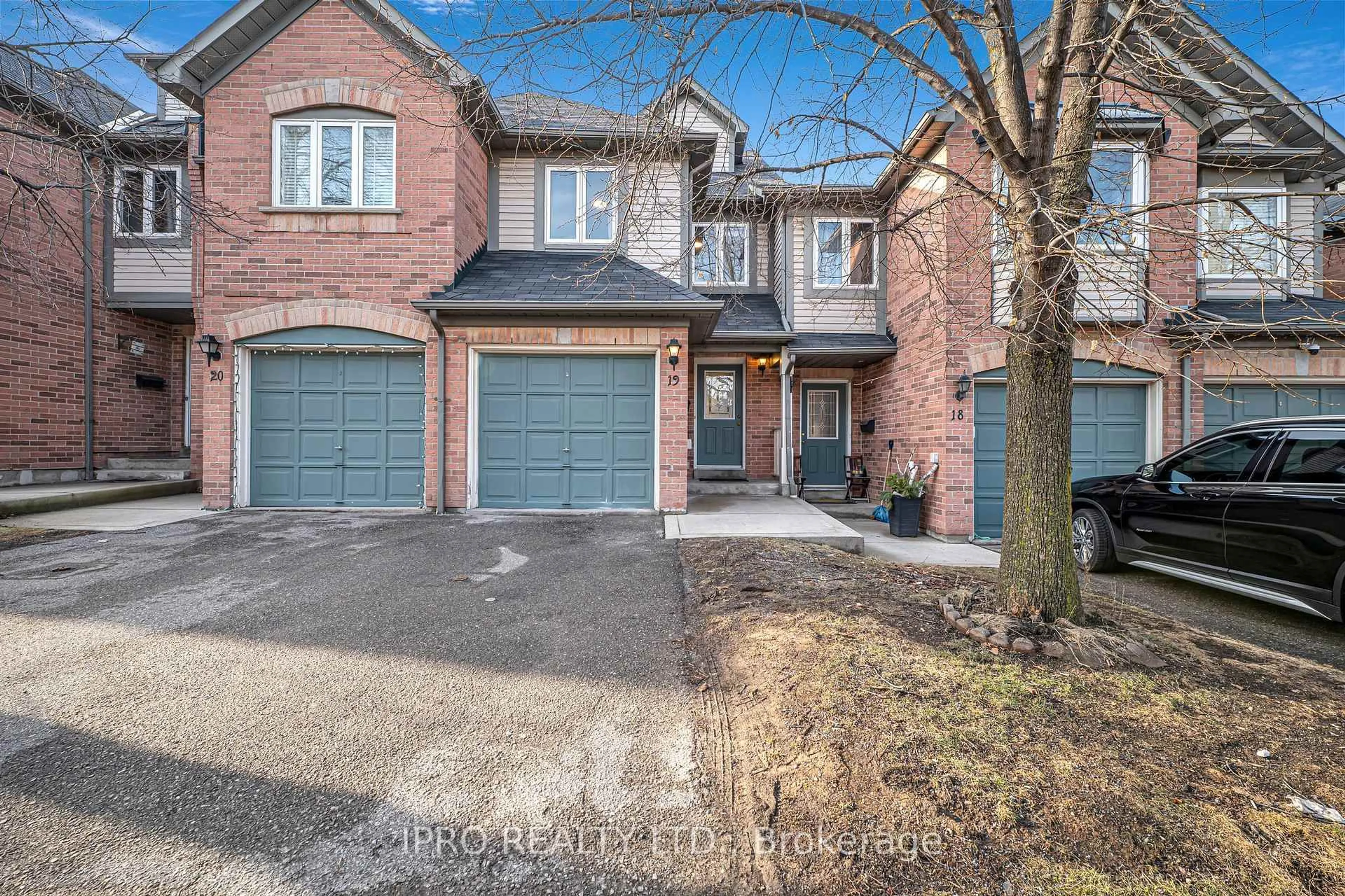 Home with brick exterior material, street for 2088 Leanne Blvd #19, Mississauga Ontario L5K 2S7