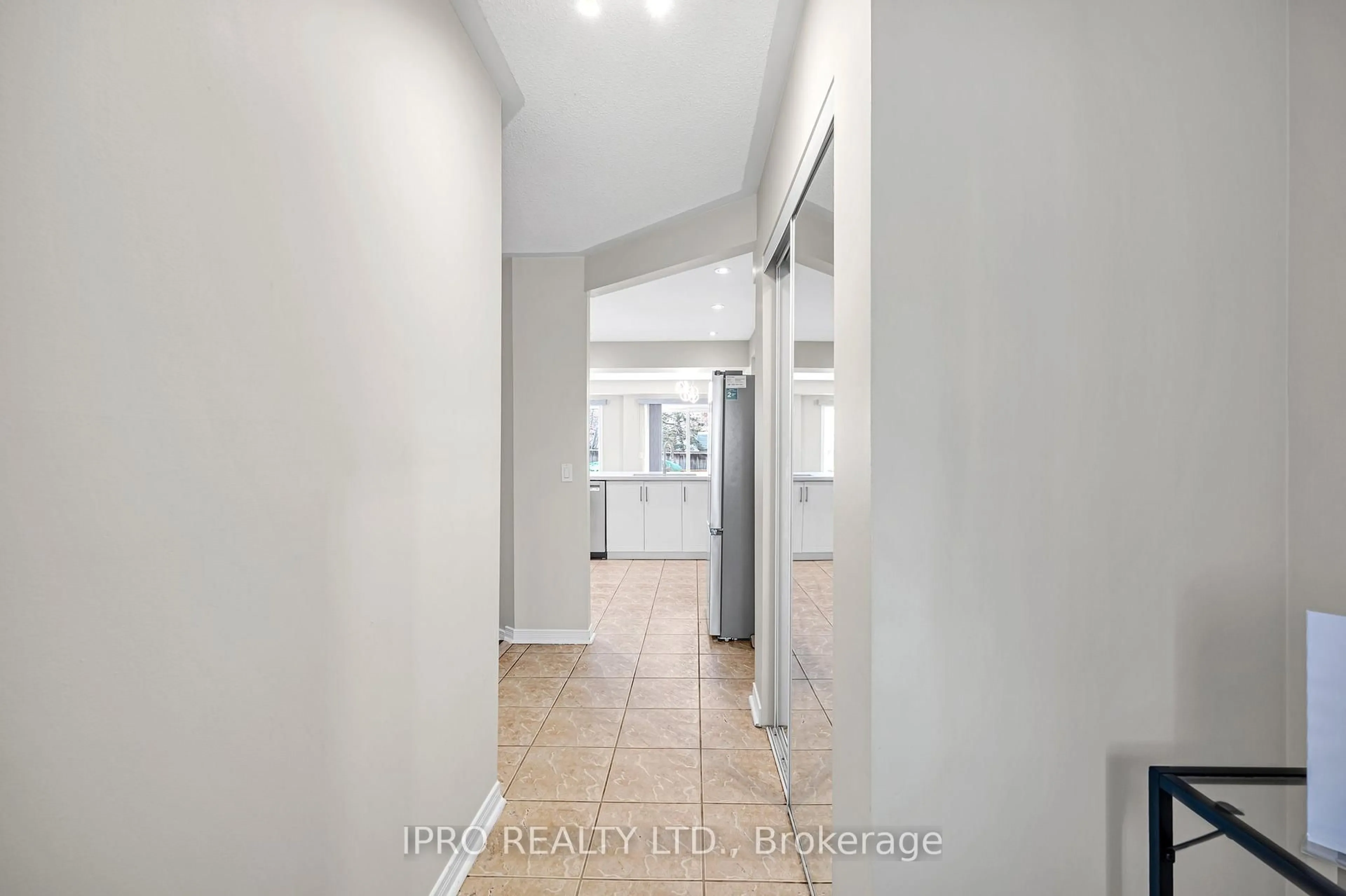 Indoor entryway for 2088 Leanne Blvd #19, Mississauga Ontario L5K 2S7