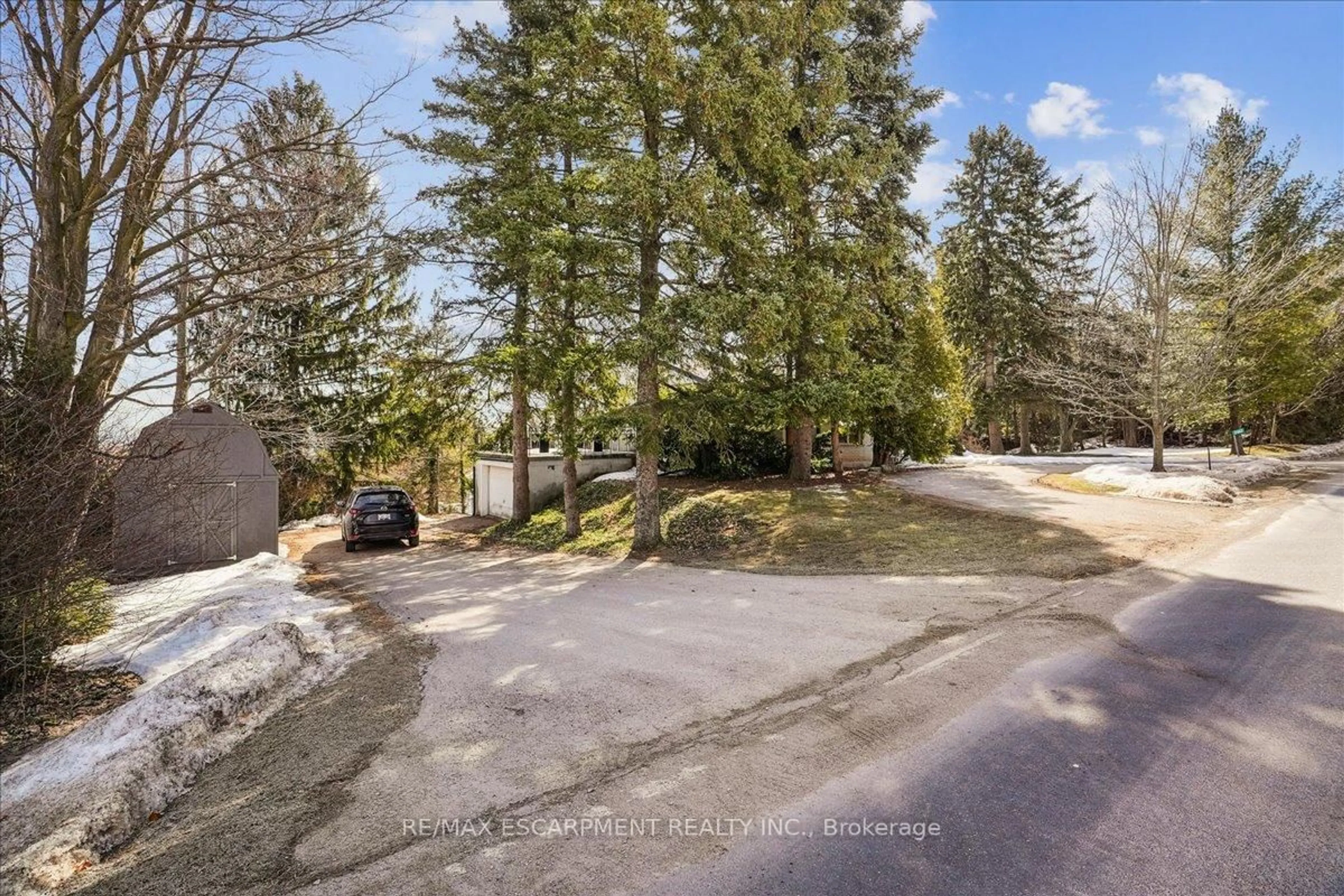 A pic from outside/outdoor area/front of a property/back of a property/a pic from drone, street for 2462 NO 1 SIDE Rd, Burlington Ontario L7P 0S2