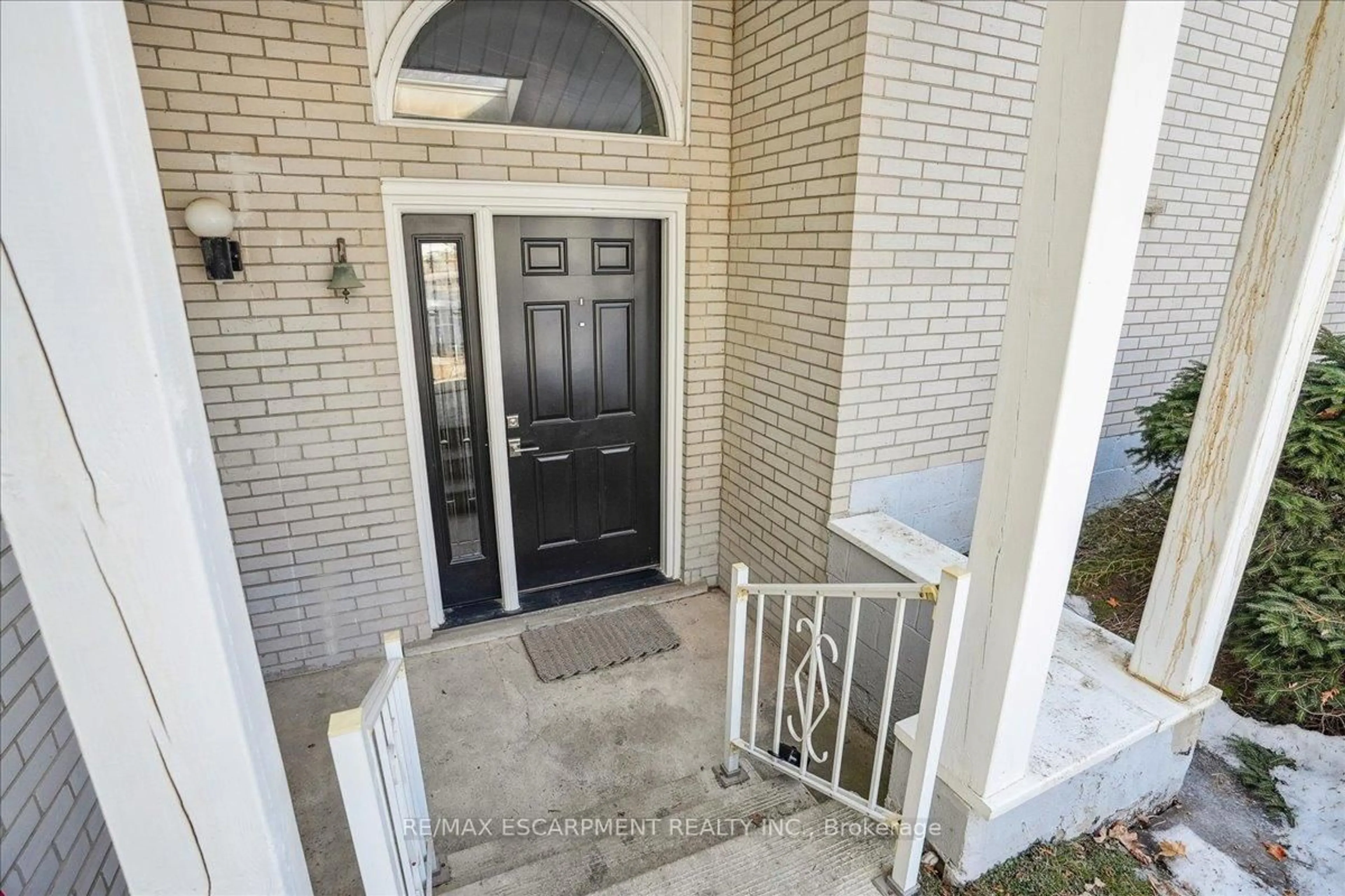 Indoor entryway for 2462 NO 1 SIDE Rd, Burlington Ontario L7P 0S2