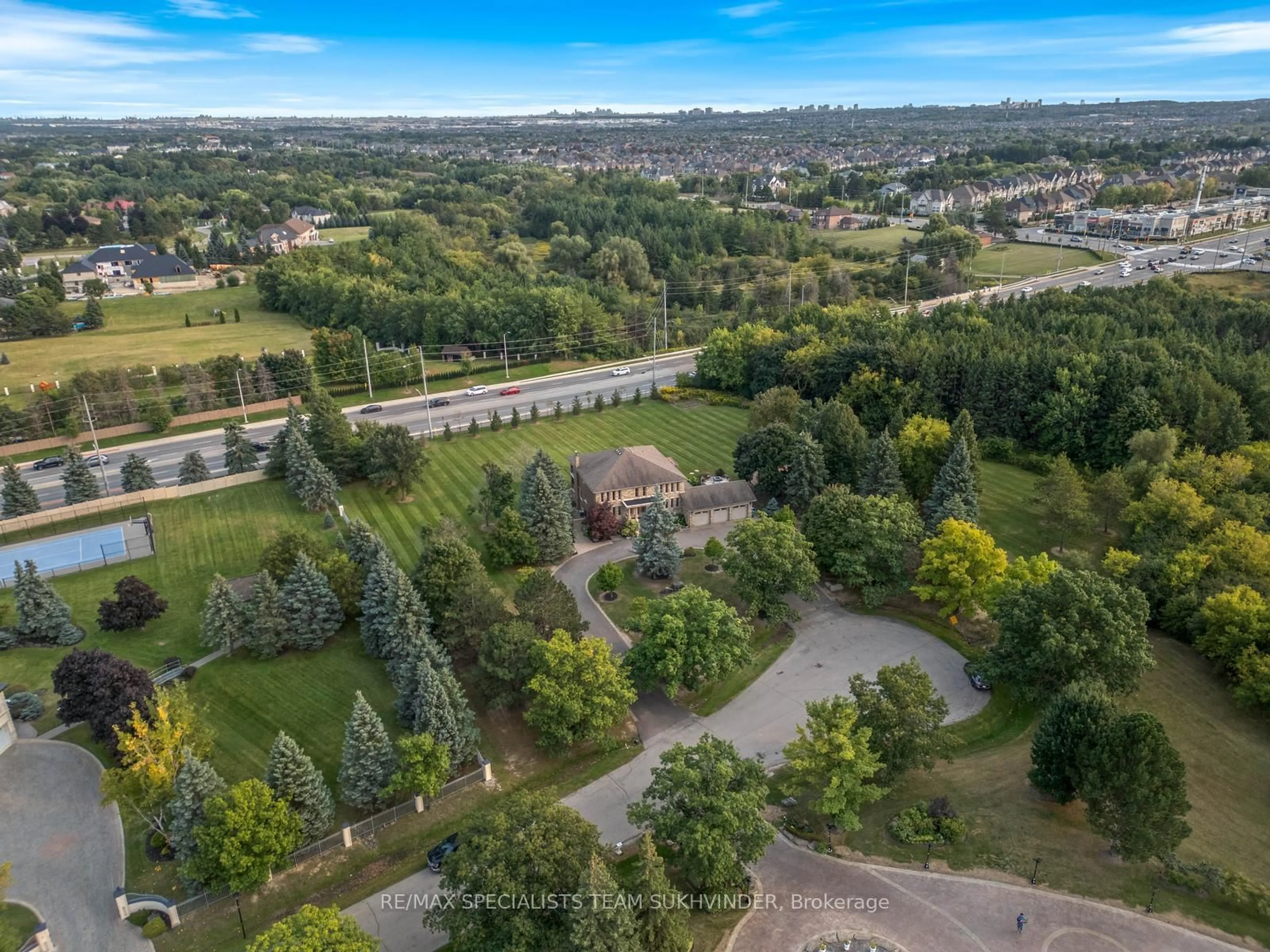 A pic from outside/outdoor area/front of a property/back of a property/a pic from drone, unknown for 4 Dalla Riva Crt, Brampton Ontario L6P 0S8