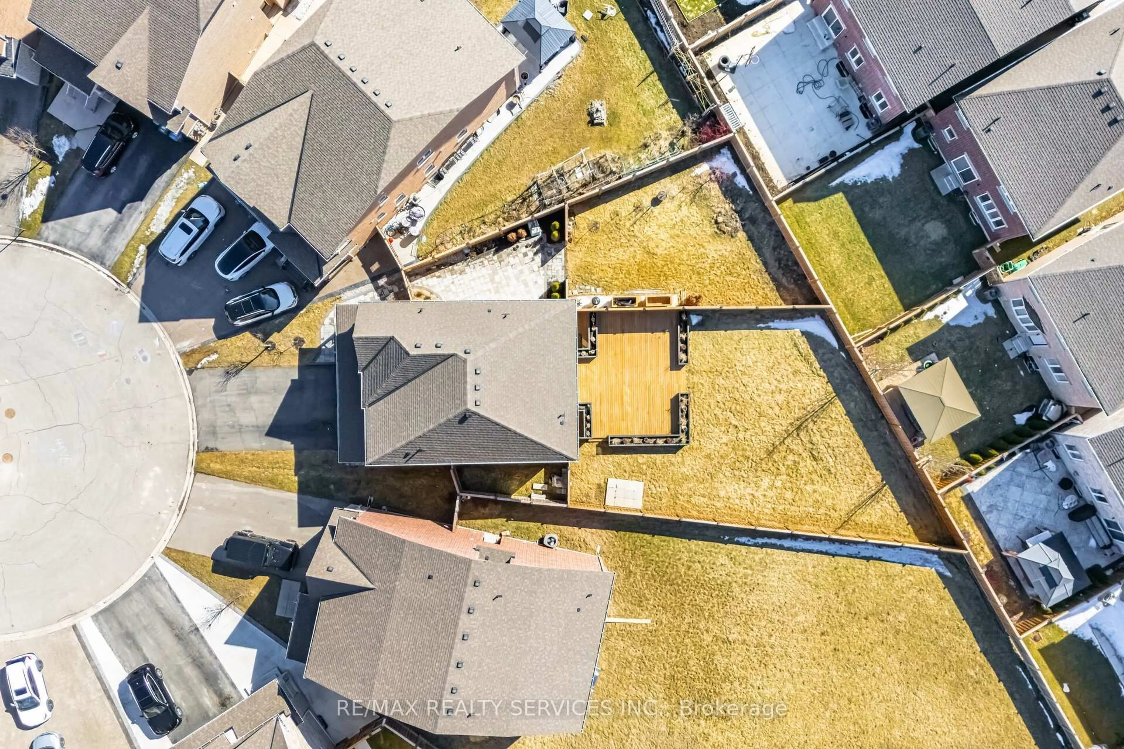 A pic from outside/outdoor area/front of a property/back of a property/a pic from drone, city buildings view from balcony for 30 Hamilton Crt, Caledon Ontario L7C 3W2