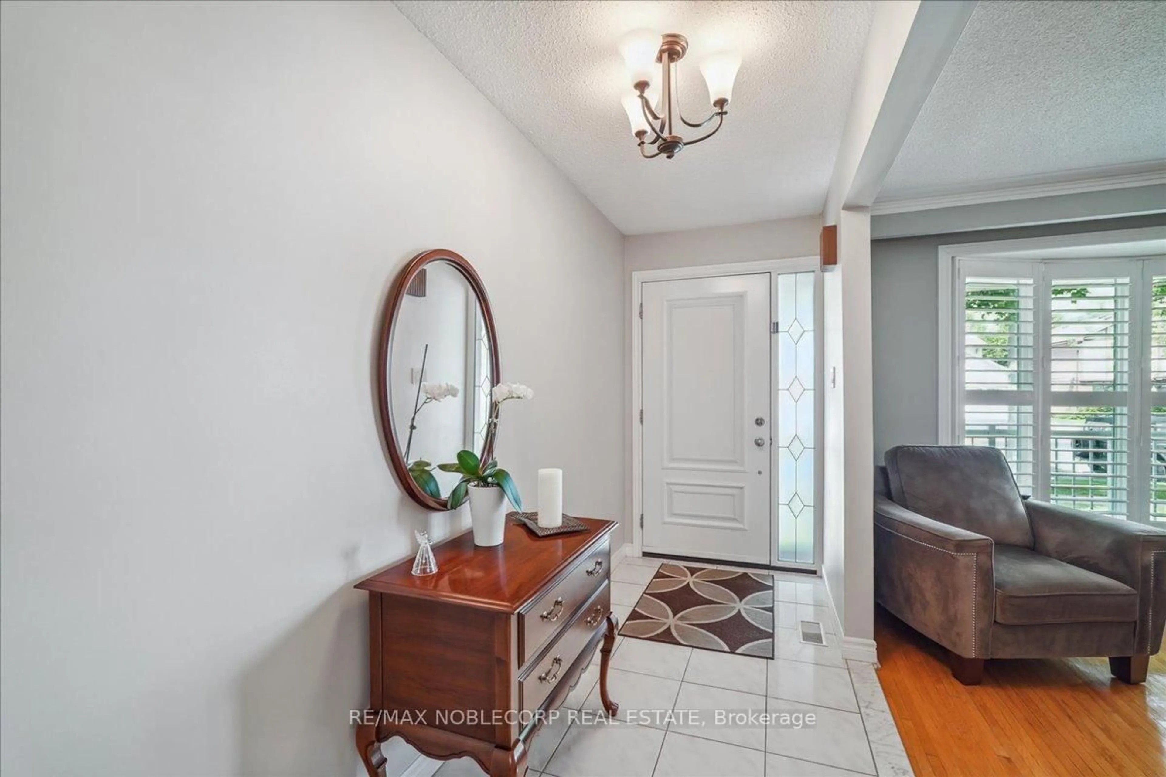 Indoor entryway for 7750 Netherwood Rd, Mississauga Ontario L4T 2P1